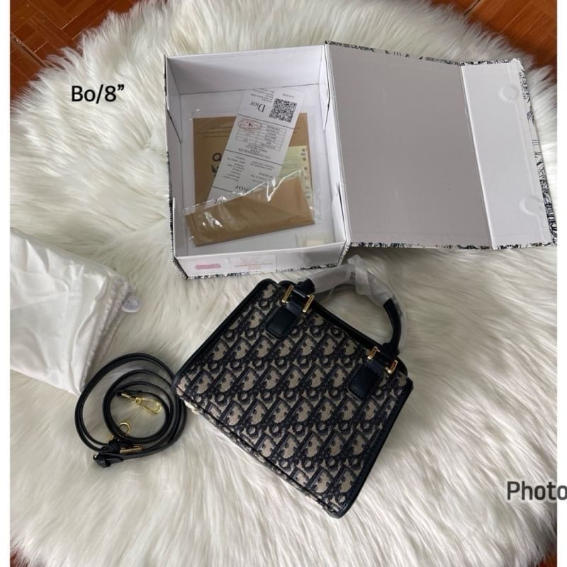 DIOR SMALL BOSTON BAG Blue Oblique Embroidery กระเป๋าสะพายทรงกล่องบอสตัน New for Winter 2023 คอลผู้ดี สวยหรู ตอบโจทย์และแมทช์ได้กับทุกลุคทุกสไตล์