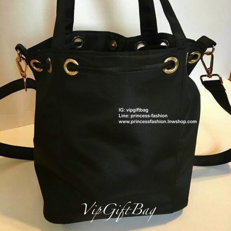 Best Seller มากี่รอบๆก็หมดค้า♡♡♡ กับกระเป๋าทรง Nylon Bucket Style จับจีบน่ารัก ของแท้จากงาน vip gift เคาเตอร์แบรนด์ chanel ตัวกระเป๋าทรงจากไนล่อน กันน้ำทั้งใบ อะไหล่ทองปั้มแบรนด์ ด้านหน้าปักเลื่อม CC สุดหรู ด้านในจุของได้เยอะ บุผ้าปั้