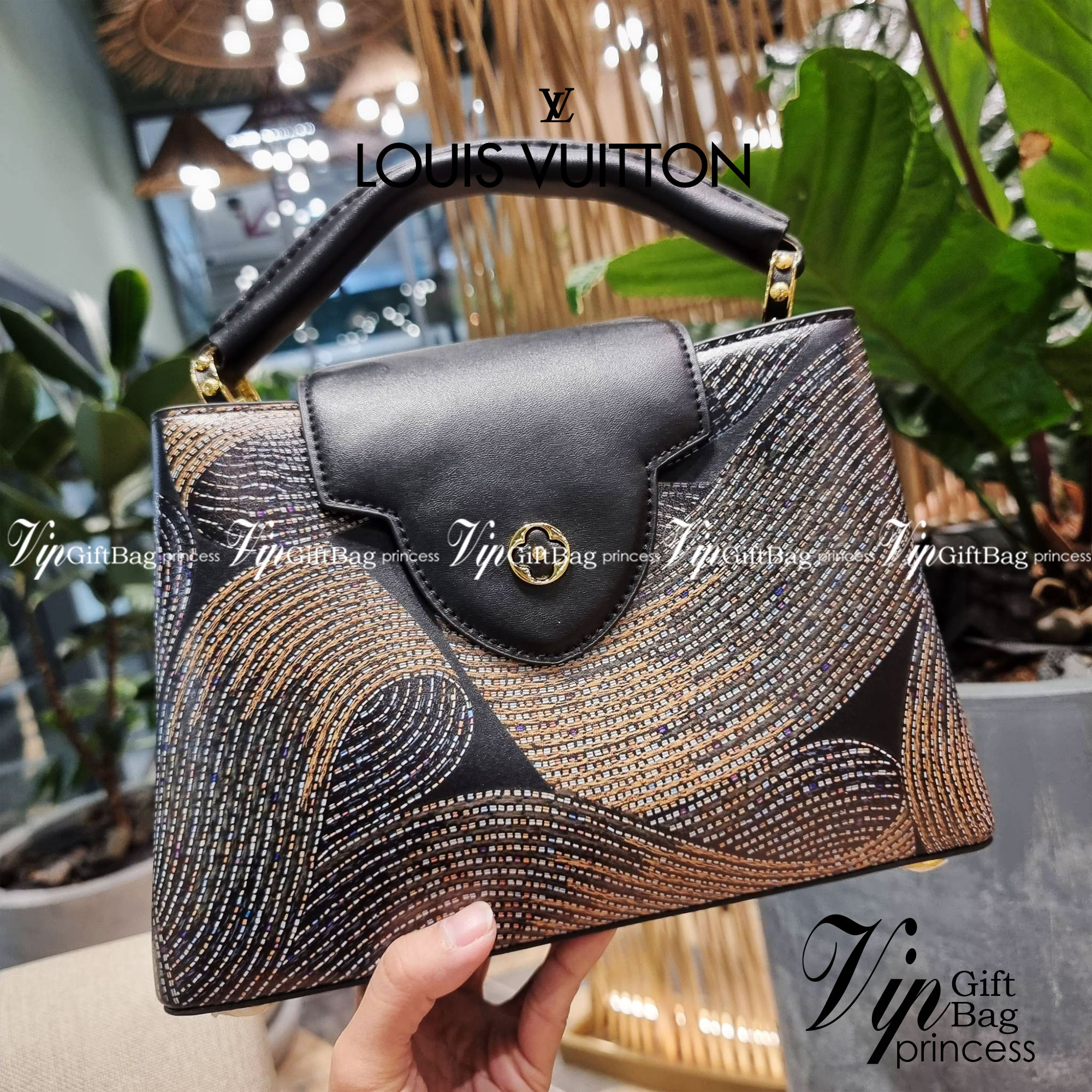 LV capucines top handle วีไอพีพรีเมี่ยมกิ๊ฟจากเคาน์เตอร์ ที่สุดของความสวยในราคาเบาๆ กระเป๋าถือสุดหรู ดีไซน์ทรงคลาสสิค พร้อมลวดลายหรูหรา มาพร้อมหูจับในตัว ด้วยรูปทรงวินเทจและวัสดุหนังแท้ ขับผิว ทำให้ไอเท็มนี้สะกดทุกสายตาจริงๆ และยังมีลูกเล่นที่ฝาปิดกระเป๋า