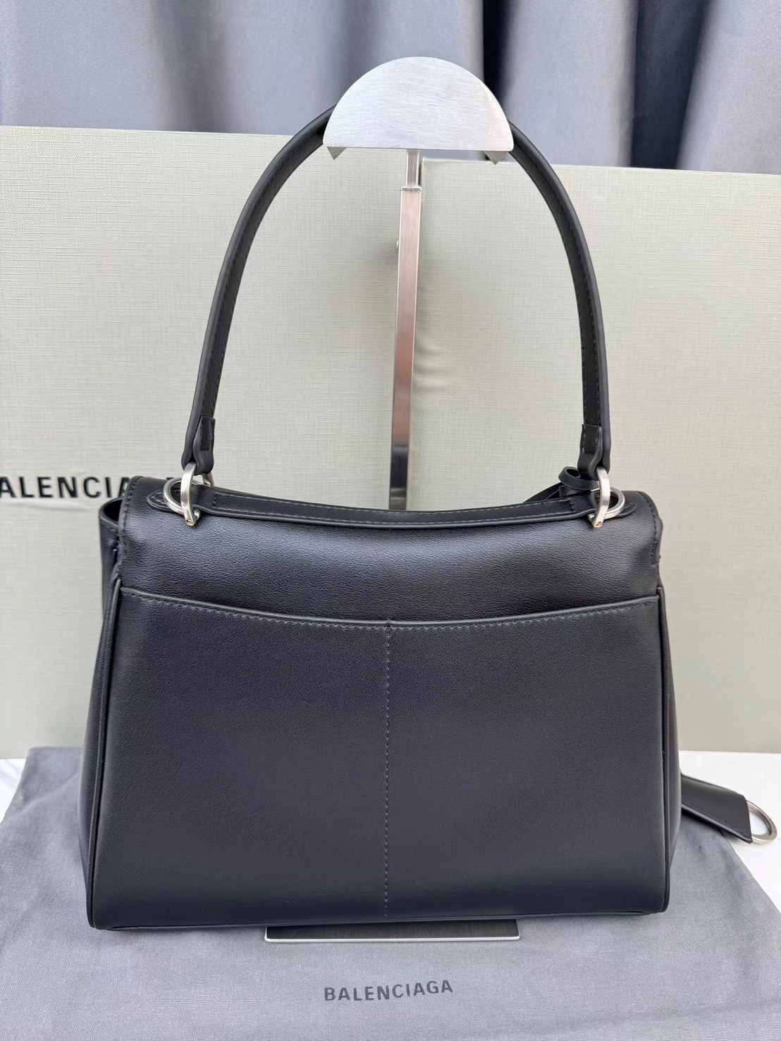 Balenciaga Rodeo Small Handbag in Black 25cm กระเป๋าสะพายหนังเรียบผิวสัมผัสนุ่มสบายผิว ดีไซน์เรียบหรูตามเอกลักษณ์ของแบรนด์ ภายในโล่งกว้าง จุของได้เยอะ ใบจริงน้องสวยน่าใช้มาก