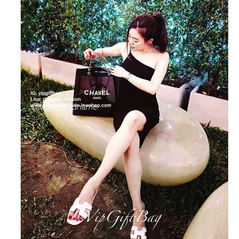 สีเงินสุดหรู **ถึงไทยแล้วค่ะ ---- ซื้อ1ได้ถึง2 !!! ---- Chanel Shopping Ribbin bag Chain With + Cosmetic Pouch กระเป๋าสะพายใบใหญ่ทรง Shopping พร้อมกระเป๋าใส่เครื่องสำอางค์ ใบเล็ก จากงานพรีเมี่ยมกิ้ฟของแท้นำเข้าจาก Chanel Perfume Counter ใบใหญ่วัสดุ Nylon 