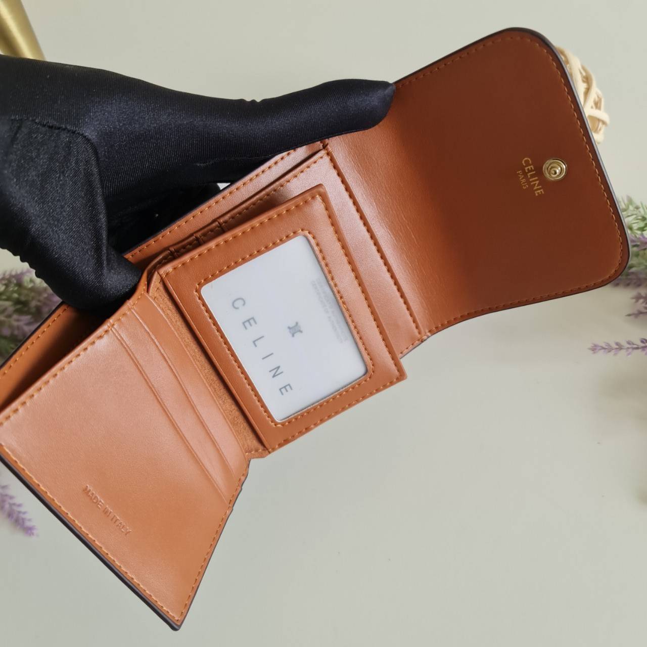 พรีเมี่ยมกิ๊ฟแท้ 100% 】CELINE SMALL TRIOMPHE WALLET IN SHINY SMOOTH LAMBSKIN VIP GIFT WITH PURCHASE (GWP) พรีเมี่ยมกิ๊ฟ Member Gift Limited Edition จาก CELINE HAUTEPARFUME COUNTER กระเป๋าสตางค์งานดี งานสวยสุดๆๆๆ มี 3พับ ขนาดกะทัดรัด เหมาะมากกก มีช่องใส่เห