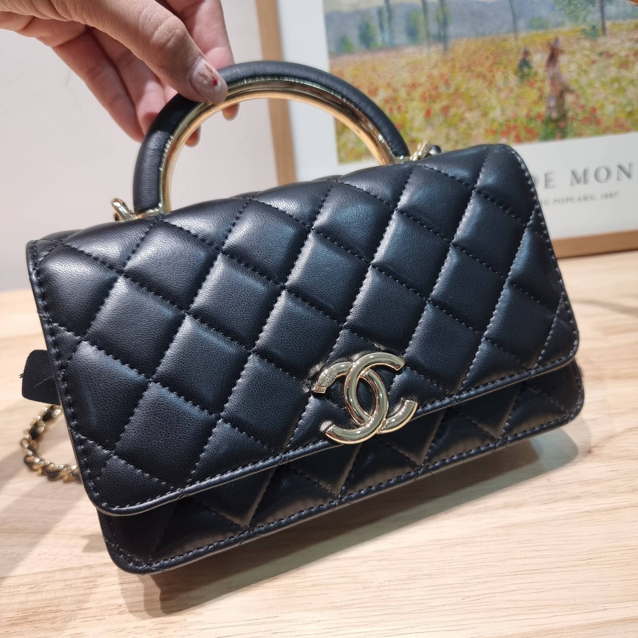 CHANEL woc with top handle black / CHANEL WALLET ON CHAIN กระเป๋าสะพายข้างไซส์กำลังดี สวยหรู ดีไซน์คลาสสิคผสานกิมมิคประจำแบรนด์ ทำให้ไอเท็มนี้เพิ่มมูลค่าขึ้นไปอีก สร้างสรรค์ตัวกระเป๋าด้วยหนังแกะ สัมผัสสบายมือ ใช้งานสะดวกด้วยกระดุมแม่เหล็ก ภายในกระเป๋าแบ่ง
