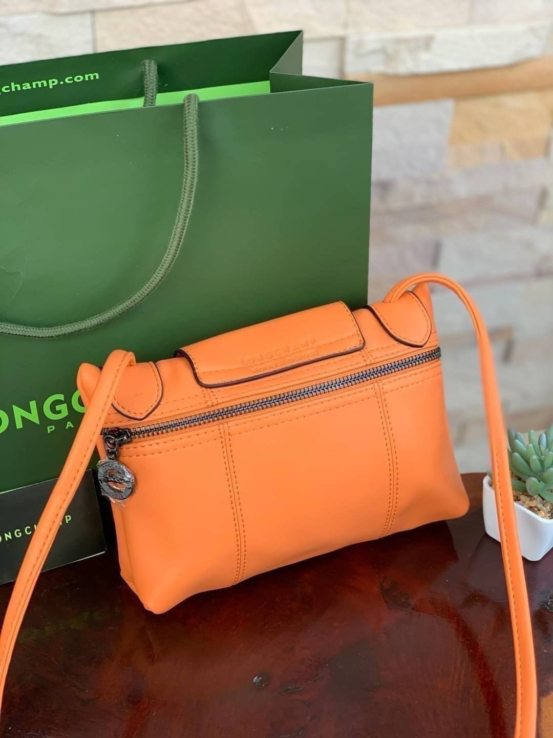 Longchamp Le Pliage Cuir Crossbody Bag อีกหนึ่งคอลเลคชั่น Le Pliage Cuir หนึ่งในตระกูลกระเป๋าสุดไอคอนิก