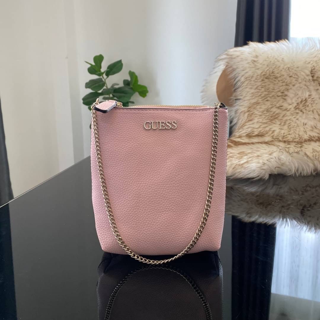 Guess Amara Bucket Handbag ซื้อ 1 ได้ถึง 2 กระเป๋ารุ่นใหม่ล่าสุดทรงถังสุดน่ารัก พิมพ์ลายรอบใบ วัสดุหนังนิ่มคุณภาพดี นิ่ม น้ำหนักเบา ด้านหน้าประดับด้วยโลโก้แบรนด์สวยโดดเด่น เปิด-ปิดด้วยด้วยตัวคล้องอะไหล่เงินสะดวกใช้ ด้านในโล่ง มีสายยาวปรับระดับได้มาให้ มาพ