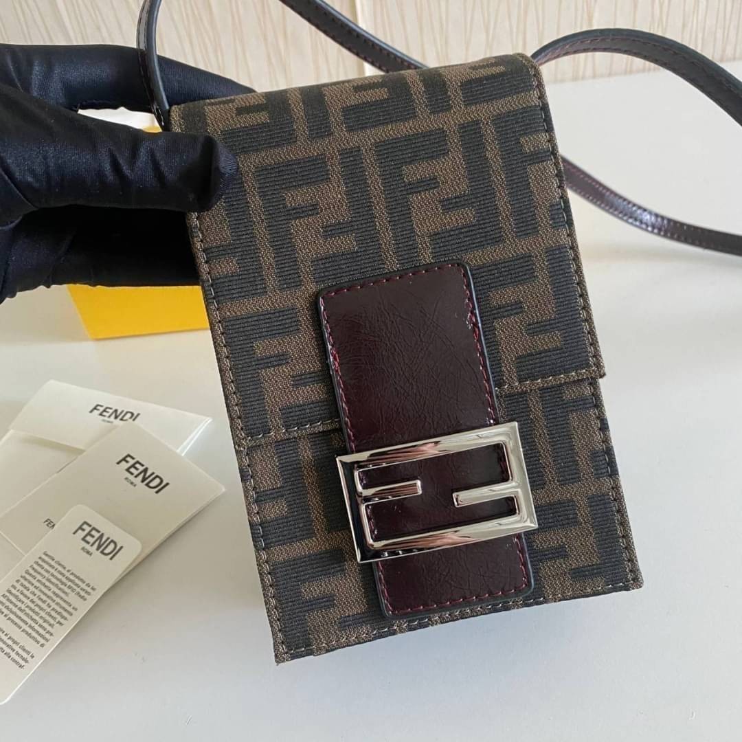 FENDI Phone crossbody bag พร้อมส่งกับกระเป๋าสะพายข้างขนาดมินิขนาดกำลังดี ใส่ของจุกจิกได้เยอะ ใส่iPhone pro max ได้สบาย มาพร้อมสาย สะพายข้างถอดได้ งานจริงสวยมากไม่ผิดหวังค่ะ