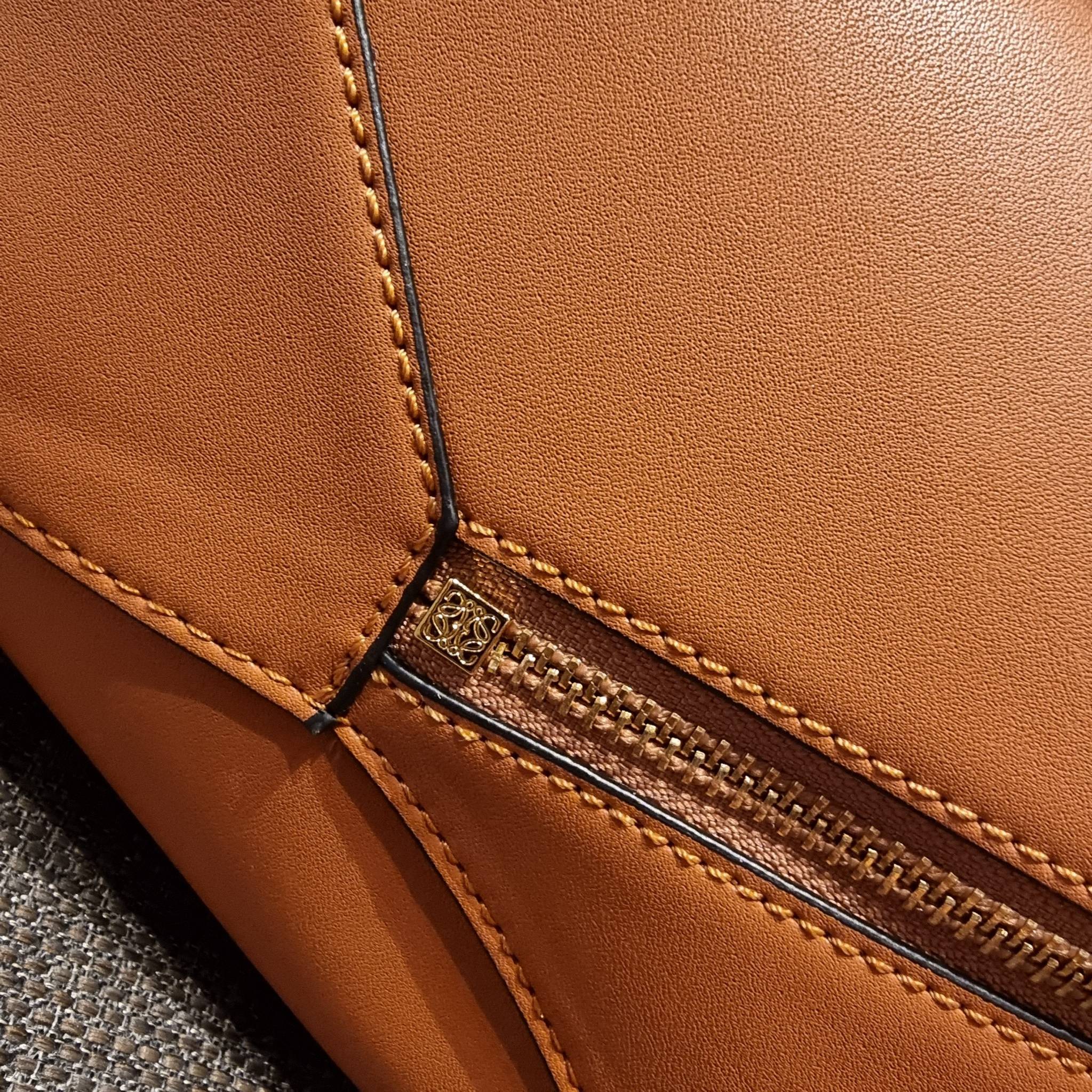 LOEWE PUZZLE HOBO BAG ใหม่ล่าสุด กับแบรนด์ที่มีดีไซน์โดดเด่นเป็นเอกลักษณ์ สวยหรูทุกรุ่นจริงๆ!! กระเป๋าสะพายโฮโบ ทรงสวย สไตล์พัซเซิลคลาสสิค วัสดุหนังวัวฟอกสี นิ่มมือ ฟินมาก!! เปิดใช้งานด้วยซิป ที่ภายในโล่งกว้าง ใส่ของสำคัญได้ครบไม่มีพลาด แบบสบายๆ มาพร้อมสา