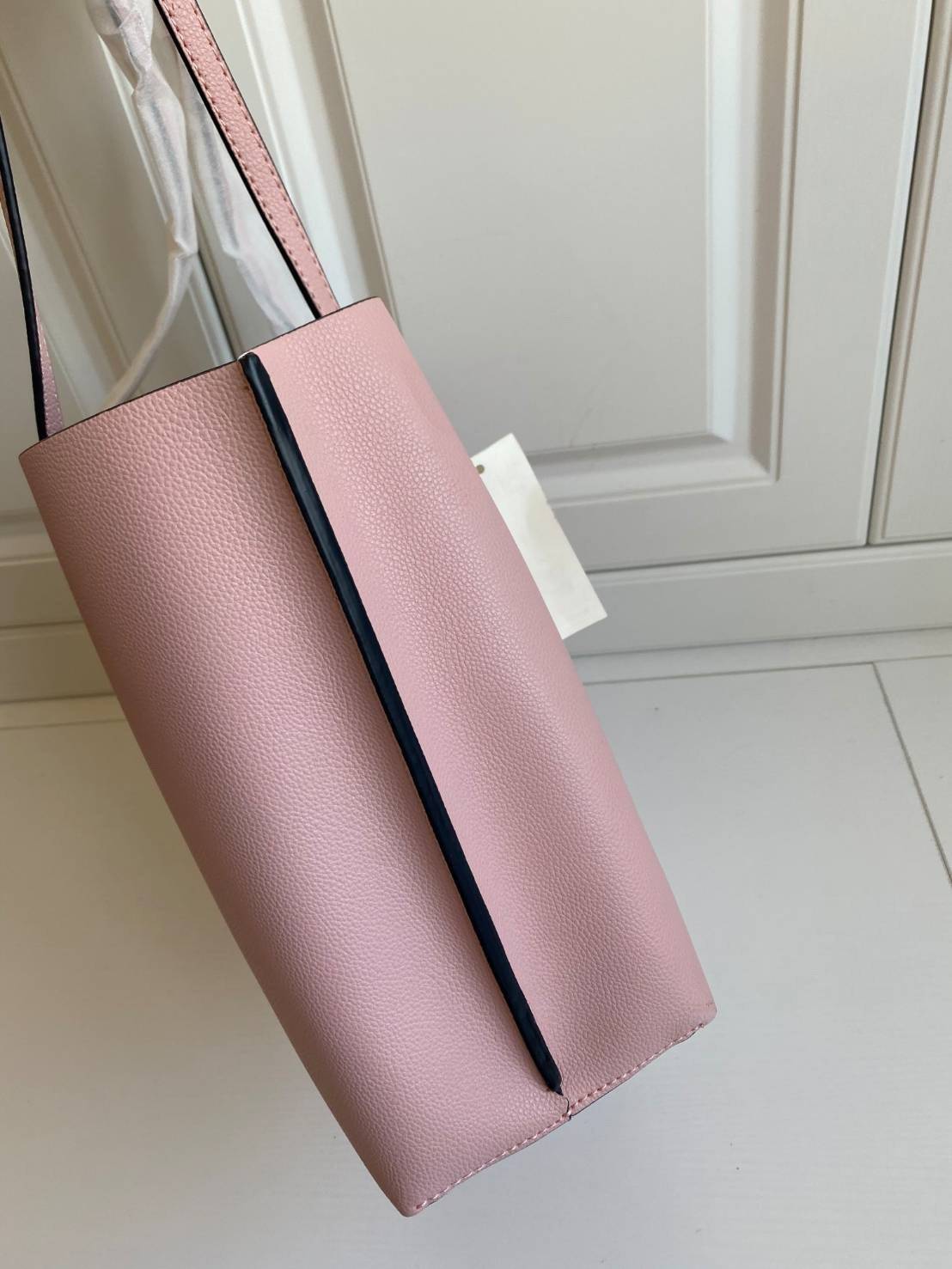 Tory Burch Women's Perry Tote Bag ออกแบบเพื่อสาวยุคใหม่ เหมาะสำหรับสาวๆที่ชอบกระเป๋าใบใหญ่ Large toteใช้งานได้ในชีวิตประจำวัน **จุของได้เยอะมาก ใช้วัสดุผสมผสานช่วยให้กระเป๋าเป็นทรงสวยโดยยังคงคุณภาพนิ่ม ดูเรียบหรูและคลาสสิค สามารถใช้เป็น every day bag