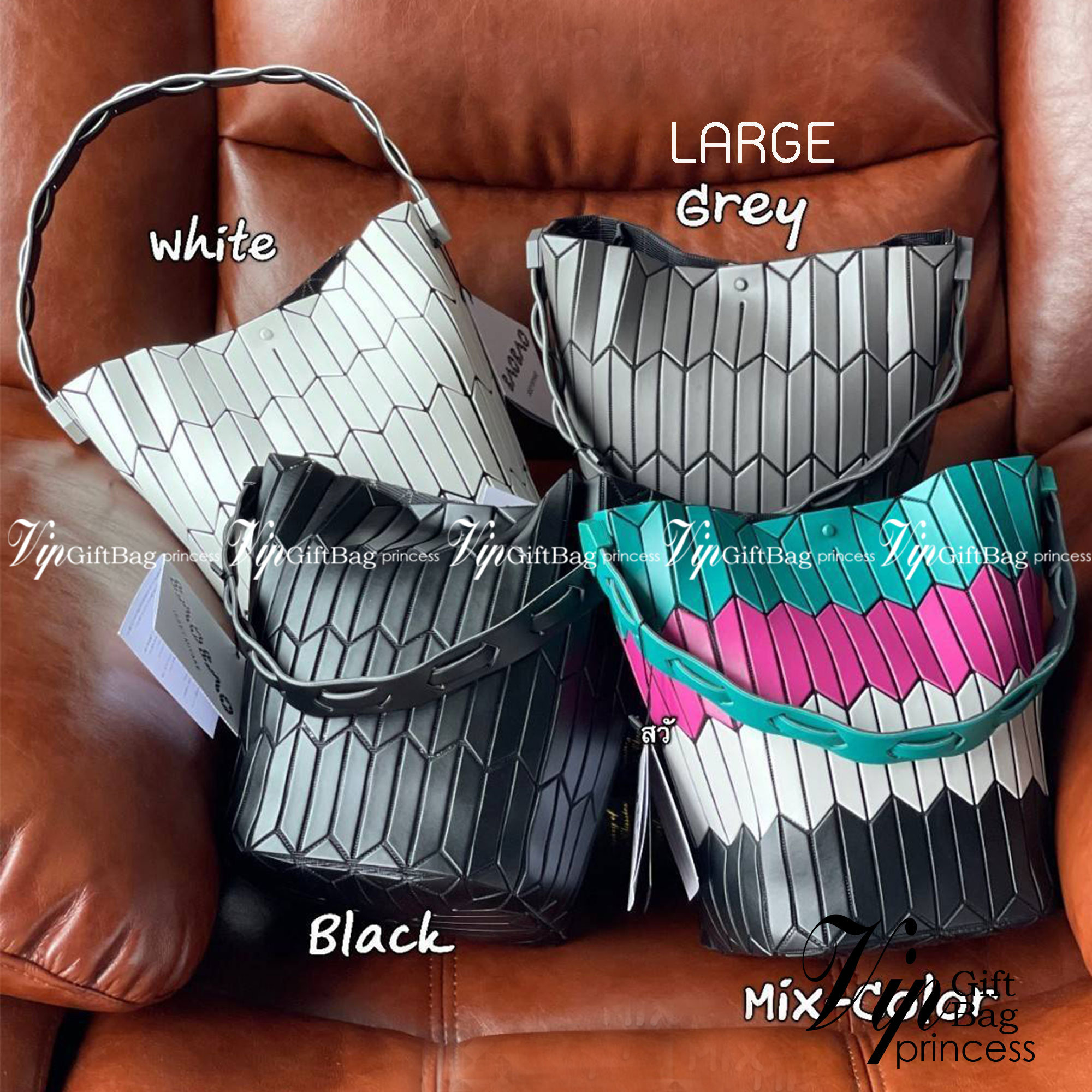 Large : Baobao Issey Miyake Large Bucket กระเป๋าบัคเก็ตขนาดใหญ่สามารถใช้ใส่ร่มพับได้หรือขวดน้ำขนาดเล็กได้ ซีรีย์ใหม่นี้มีจุดเด่นที่แผ่นรูปทรงสี่เหลี่ยมด้านขนานในแนวตั้ง เกิดเป็นรูปทรงสามมิติซึ่งแตกต่างไปจากรูปทรงที่เกิดขึ้นจากแผ่นสามเหลี่ยม หูหิ้วสามารถขย