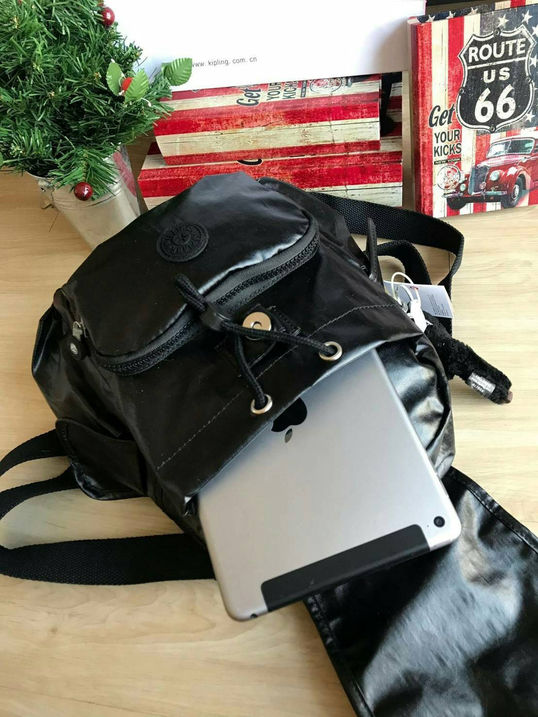 Kipling City Pack Backpack วัสดุPolyamide100% เป้ขนาดกลาง ที่เปิดปิดด้วยตัวล็อค2ชั้นด้วยกระดุมแม่เหล็กและซิป มีช่องใช้งานหลายช่องรวมถึงช่องซิปด้านหน้า มีลูกเล่นที่ด้านหลังมีช่องซิปสำหรับเก็บของและเก็บสายเป้ได้ หรือใช้สายจากเป้สะพายไหล่ได้ ประดับด้วยพวงกุญ