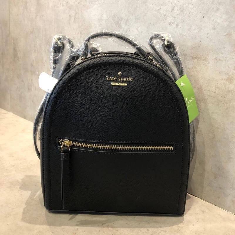 kate spade (spades) Back pack กระเป๋าเป้สะพายหลัง วัสดุหนังpu อยู่ทรง น้ำหนักเบา ใส่ของได้เยอะ ขนาดกำลังดีไม่ใหญ่จนเกินไป ภายในซับด้วยผ้าลายแบรนด์ มีสายสั้นสำหรับถือ สายสะพายยาวปรับได้ 5 ระดับ