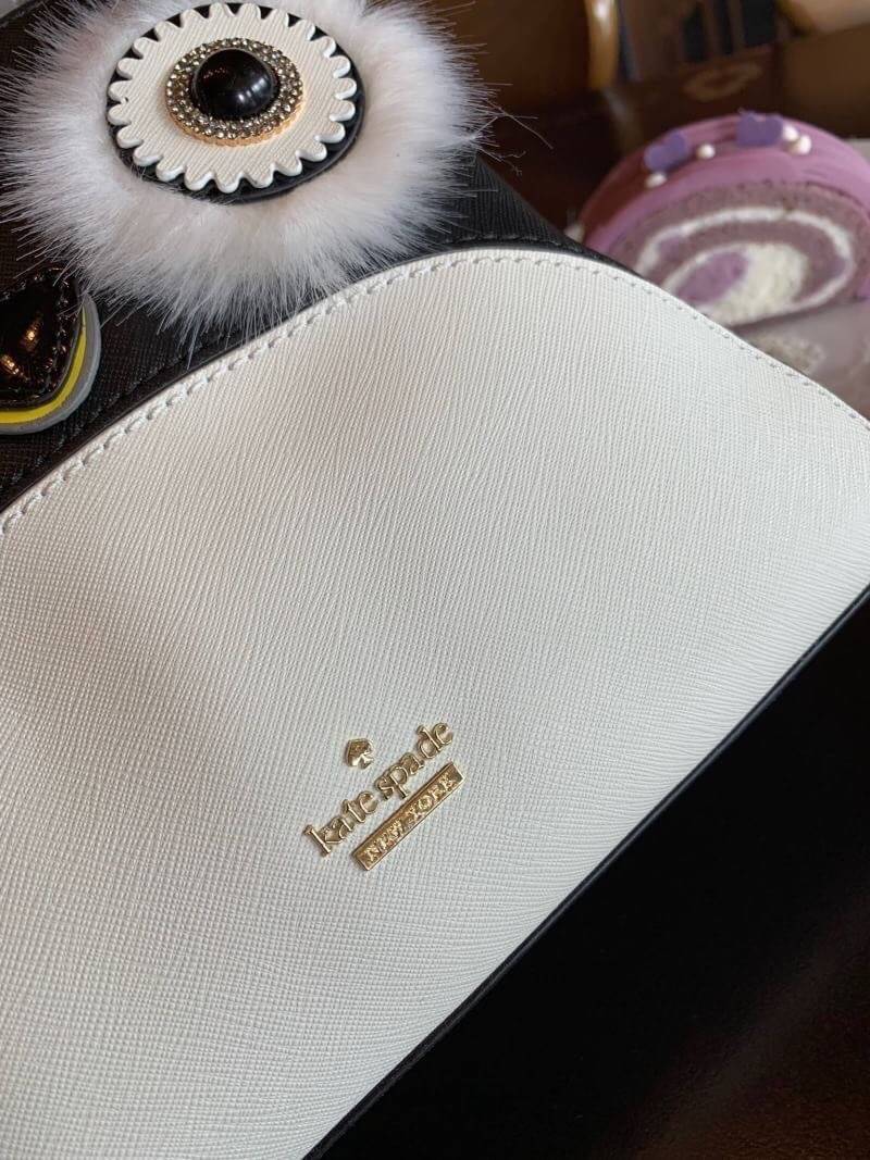 Kate spade new york penguin crossbody bag 📌สินค้าแนะนำ รุ่นหายากค่ะ!! กระเป๋าถือหรือสะพายข้าง วัสดุหนังซาฟเฟียโน่ หนังนิ่มมือ น้ำหนักเบาค่ะ ด้านหน้าแต่งดีเทลรูปตาติดขนมิ้งได้สุดเก๋มากๆค่ะ ช่องใส่กระเป๋าแบ่งเป็น3ช่อง มีข่องซิปหลักตรงกลาง แต่ละช่องก