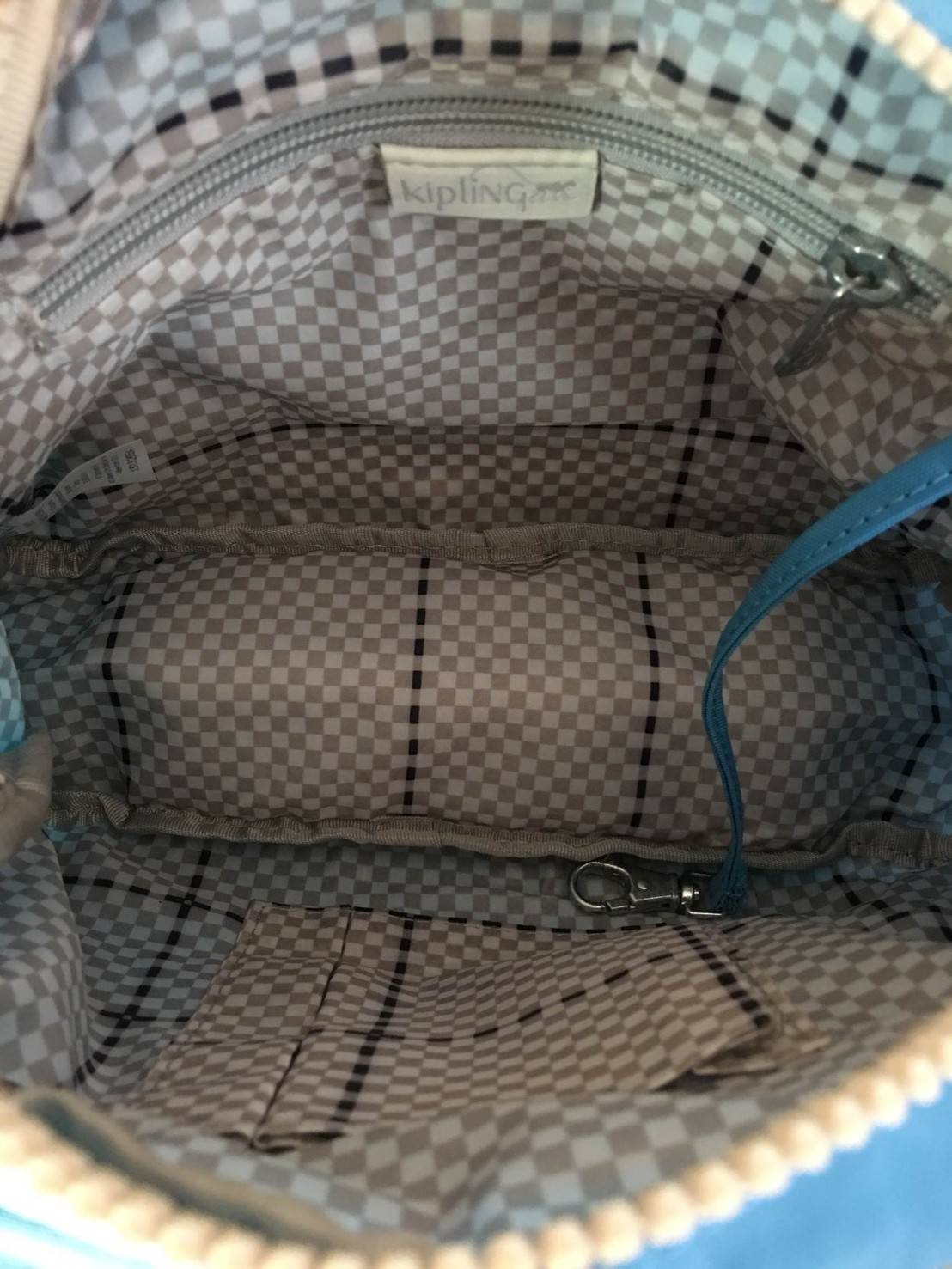 Kipling nylon shoulder bag K15313 กระเป๋าสะพายข้าง วัสดุ nylon บุด้วยนวมที่ฐานกระเป๋า เพิ่มความนุ่มค่ะ ขนาดกำลังน่ารักสะพายคล่องตัว ด้านหน้ามี ช่องใส่ของ 1 ช่อง ช่องหลักเปิดปิดด้วยซิป ภายในโล่งจุได้เยอะ ใส่กระเป๋าสตางค์ใบยาวได้ มีช่องซิปเล็กและสายห้อยกุญแ