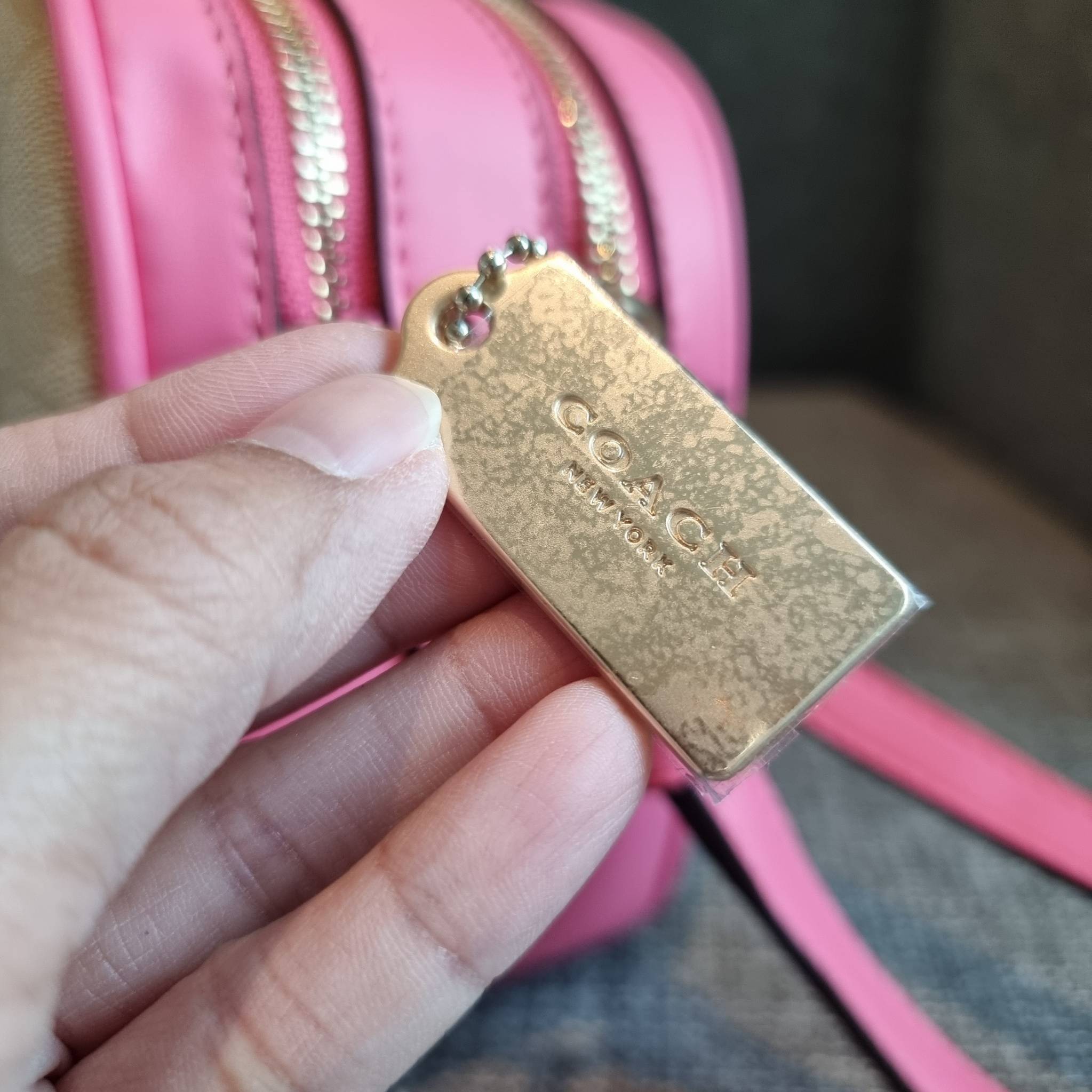 OUTLET 】COACH F68168 JES CROSSBODY IN SIGNATURE CANVAS รุ่นยอดฮิต!! กระเป๋าสะพายข้าง รุ่น 2 ซิป ใบใหญ่จุใจ สีคลาสสิคขายดี!! วัสดุหนังแคนวาสเคลือบลาย เปิด-ปิดด้วยซิป 2 ช่องหลัก ใช้งานง่าย ทรงสวยมากๆรุ่นนี้ มาพร้อมสายสะพาย crossbody ปรับได้ตามตัว ภายในใส่ขอ