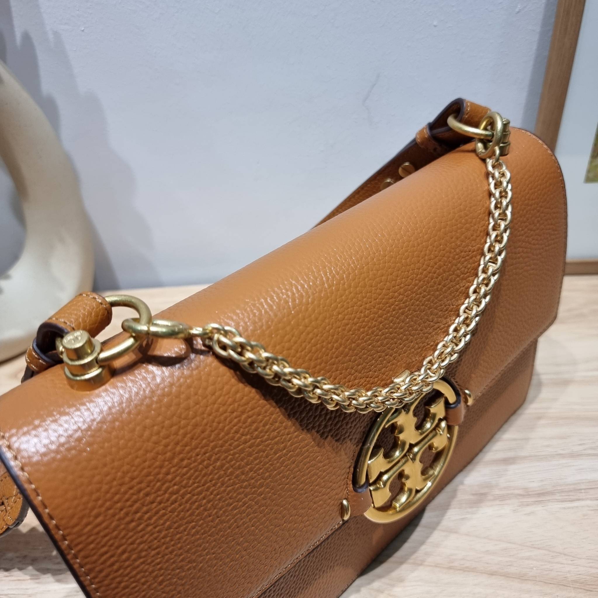 TORY BURCH MILLER SHOULDER BAG / Tory Burch Bag รุ่นยอดนิยม รุ่นหายาก รุ่นที่สาวๆตามหา ใบนี้เลย!! สวยหรู ผู้ดีทุกสี กระเป๋าสะพายไหล่ ดีไซน์อยู่ทรง คลาสสิคแฝงความหรูด้วยโลโก้สีทองอร่ามโดดเด่น