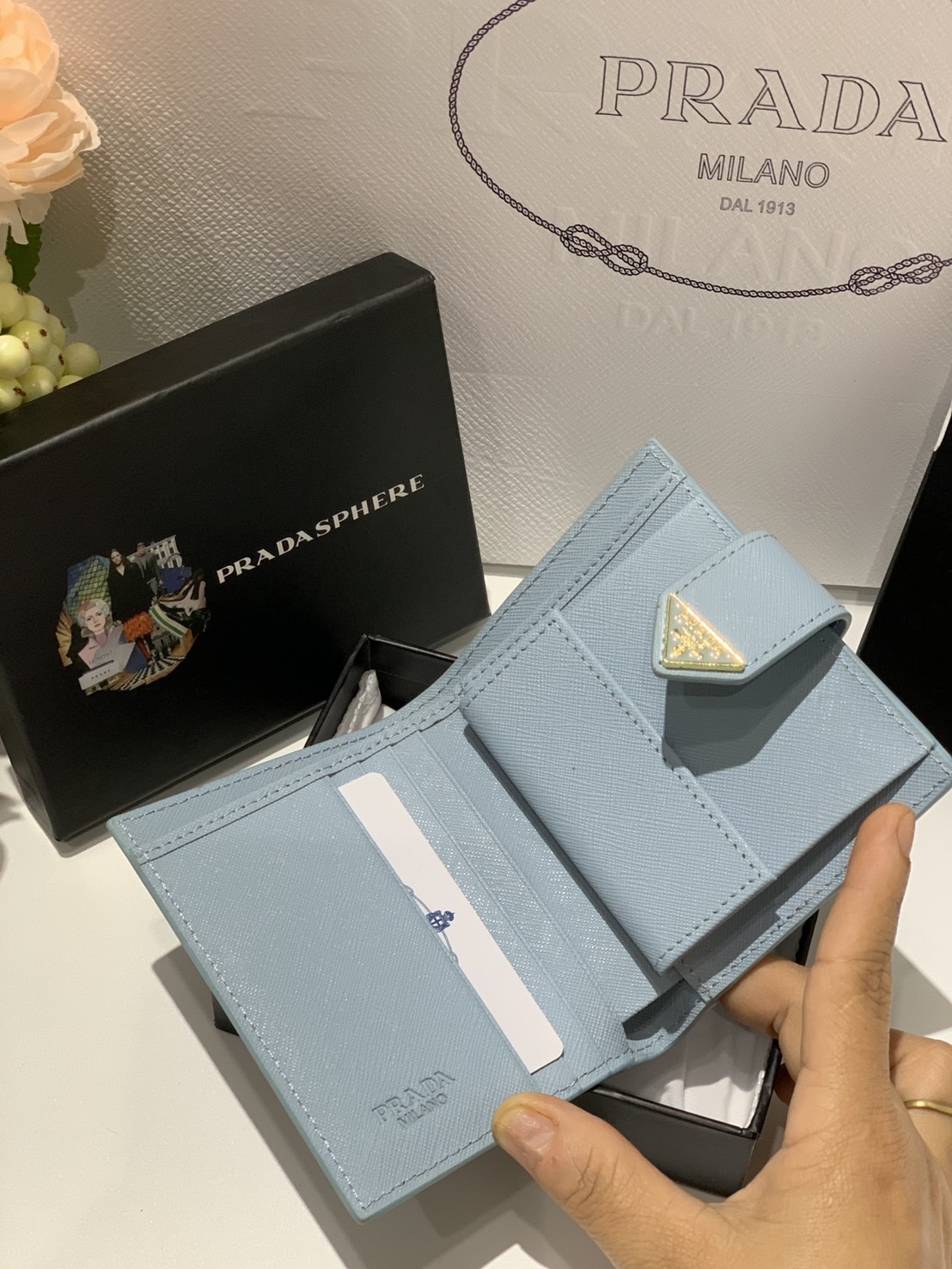 ORI หนังแท้ | Prada Wallet / Prada Small logo-plaque Saffiano Wallet กระเป๋าสตางค์ปราด้าใบกลาง เรียบหรู หนัง Saffiano เนื้อนุ่ม มีฟังก์ชันและสไตล์ให้เลือกด้วยช่องใส่บัตรหลายช่อง