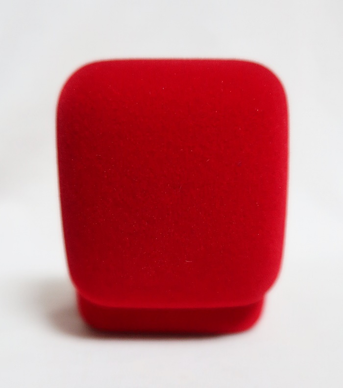 กล่องกำมะหยี่สีแดงใส่จี้พระแบบเล็กค่ะ