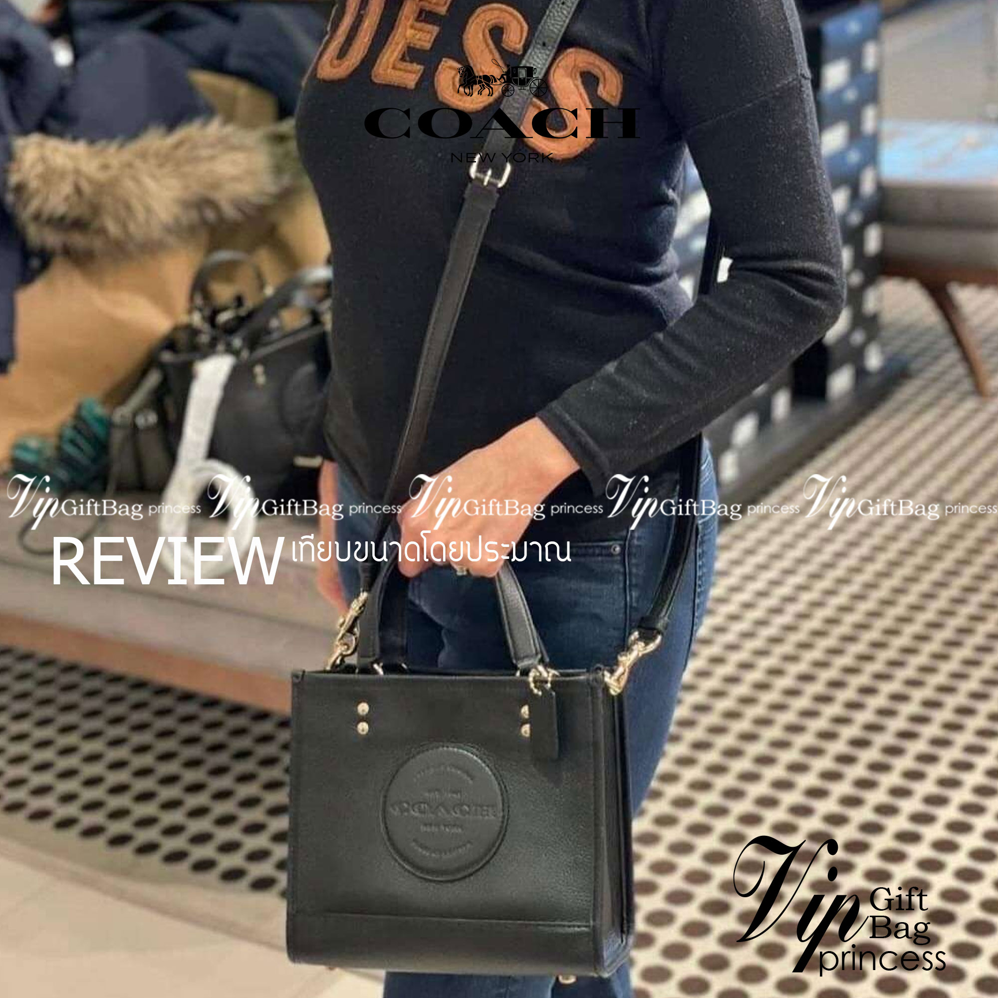 ใหม่ล่าสุด อดใจยังไงไหว COACH Dempsey Field Tote 22 C5268 โทนสีขาวล้วน ดำล้วน สุดคลาสสิก พร้อมส่งความสวยที่ไทยค่ะ! กระเป๋าทรง Tote ขนาดพอเหมาะลำตัว พกพาง่ายสะดวกได้กับทุกๆวัน ด้านหน้าปั้มโลโก้แบรนด์ตัวใหญ่สวยค่ะ;เปิดปิดกระเป๋าแบบกระดุมแม่เหล็ก ภายในใส่กระ