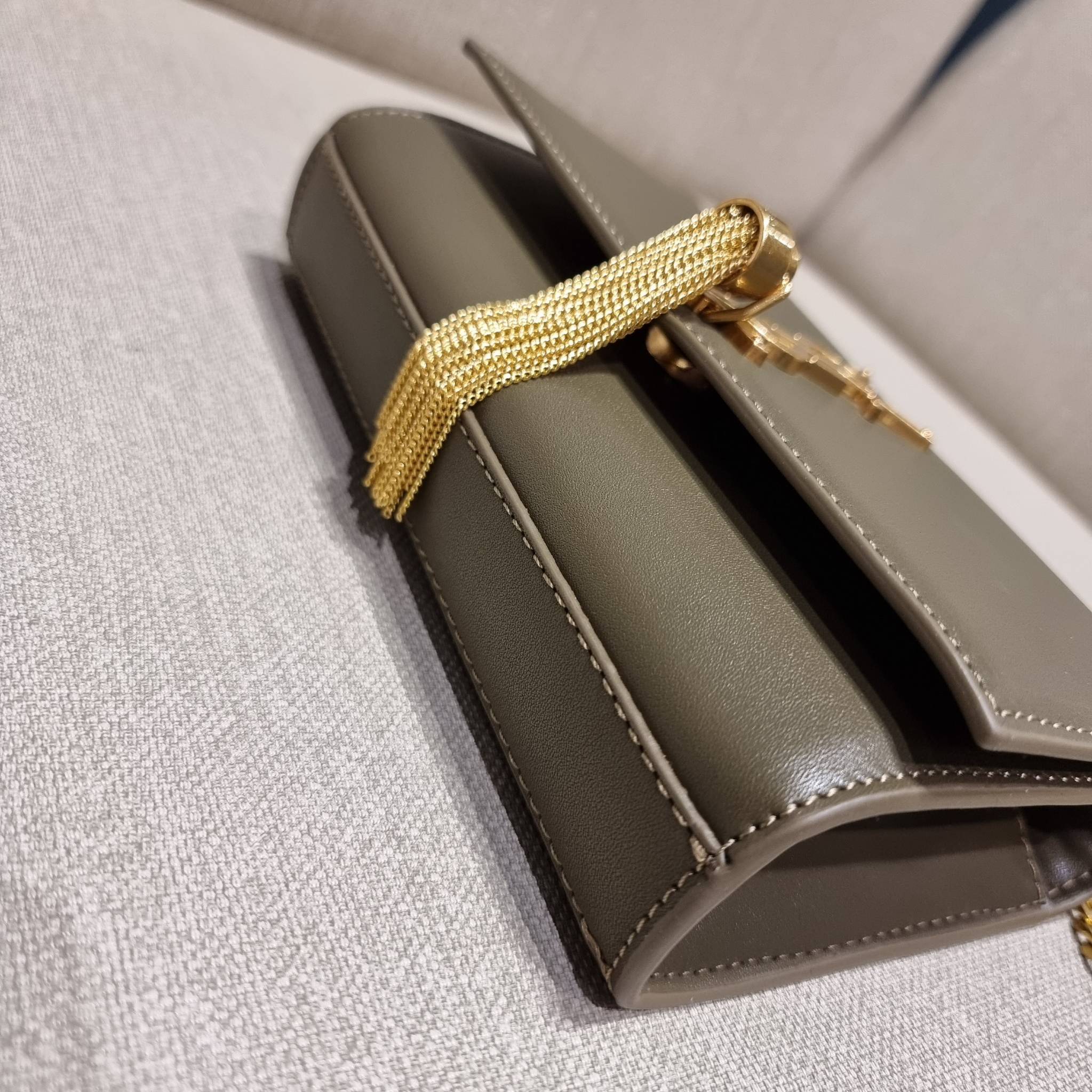 Yves Saint laurent small kate bag สุดหรู ทรง woc ที่แสนจะฮอตปรอทแตก ดีไซน์เรียบ แต่แอบมีดีเทลความหรูที่พู่ห้อยสีทองโดดเด่น เพิ่มความแพงอีกหนึ่ง วัสดุหนังแท้สัมผัสดีงาม ใช้งานง่ายเพียงแค่เปิด-ปิดด้วยกระดุมแม่เหล็ก ภายในเป็นช่องโล่ง มีช่องใส่บัตร ใส่มือถือ 