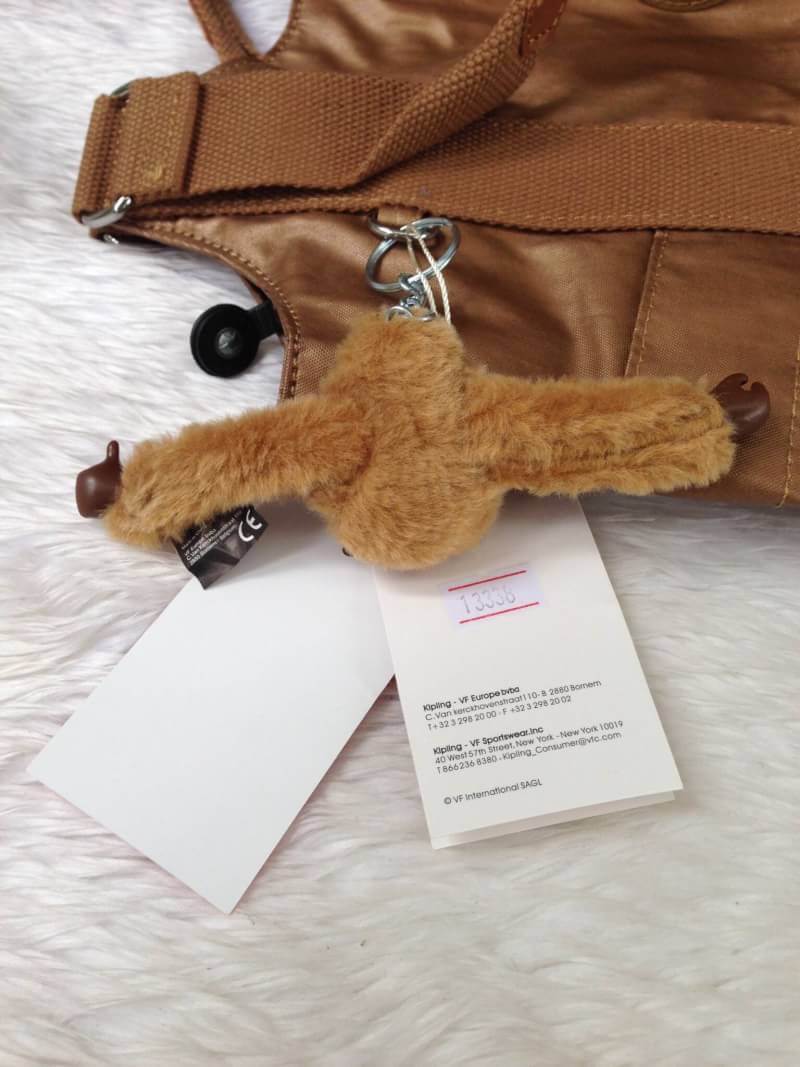 Kipling รุ่น Cicele กระเป๋าสะพายไหล่ใบใหญ่ สวยน่ารัก ตัวกระเป๋าด้านในเป็นช่องโล่งแบบปิดเปิดด้วยซิป มีช่องซิปด้านใน ด้านข้างกระเป๋า มี 2 ช่อง ปิดเปิด ด้วยเทป พร้อมที่ใส่โทรศัพท์ ปากกา และ MP 3 ในส่วนด้านใน และ ด้านข้างกระเป๋า ซ้าย-ขวา เป็นช่องขนาดเล็กสำหรั