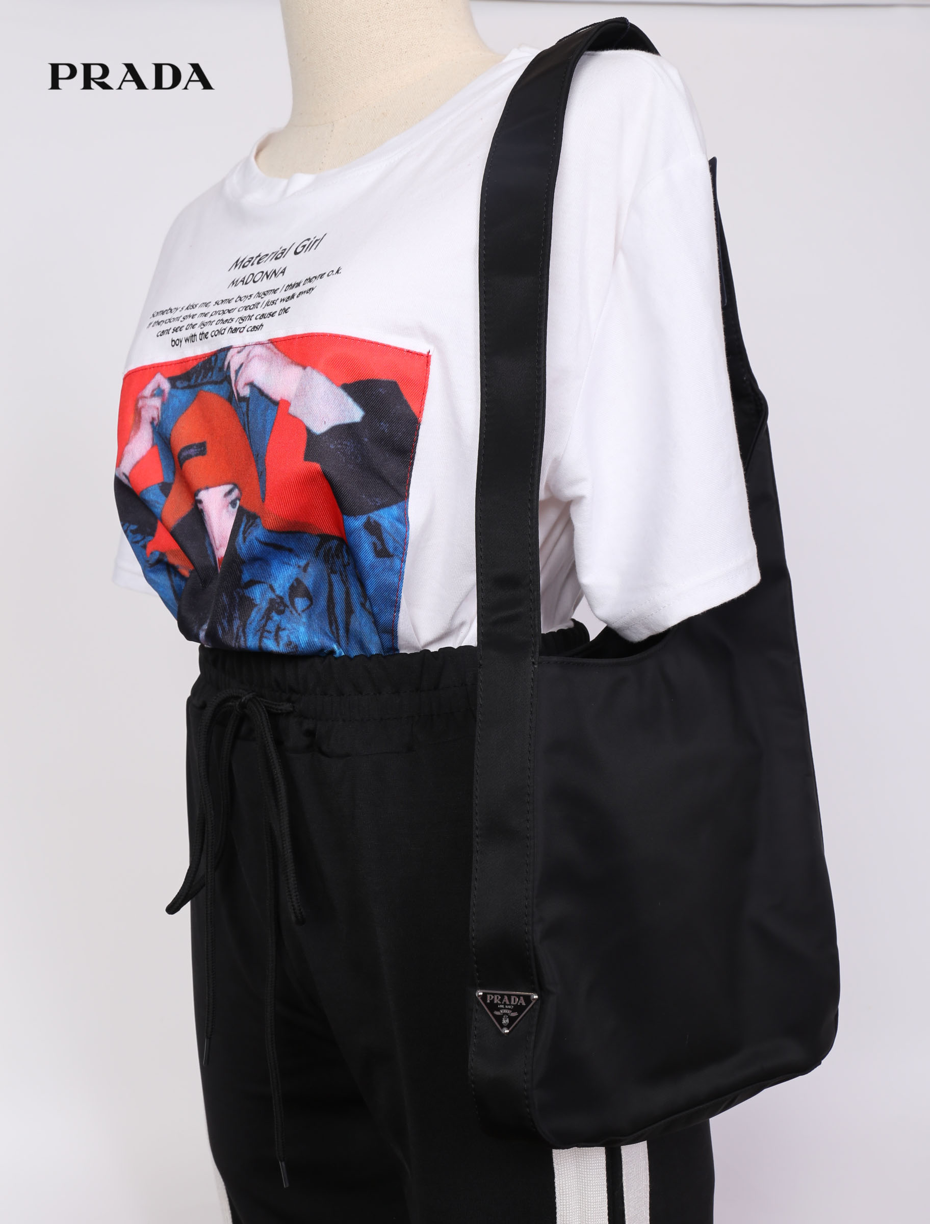 PRADA Nylon Shoulder Bag Black Auth 6304 กระเป๋าสะพายไหล่ทรงสวย ดีไซน์เก๋ วัสดุผ้า Nylon เนื้อหนาคุณภาพดี อะไหล่เงินสุดหรู เปิดปิดแบบฉีกลอก ด้านในโล่งกว้างจุของได้เยอะเลยค่ะ