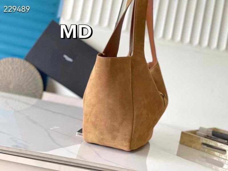 YSL Le 5 À 7 Bea suede tote bag กระเป๋าทรงโท้ทงานหนังกลับ สวยเด่นเป็นเอกลักษณ์มาก ดีไซน์เรียบแต่มากมีอยู่จริง สวยดูแพง ที่ไม่มีตอนนี้คือพลาด