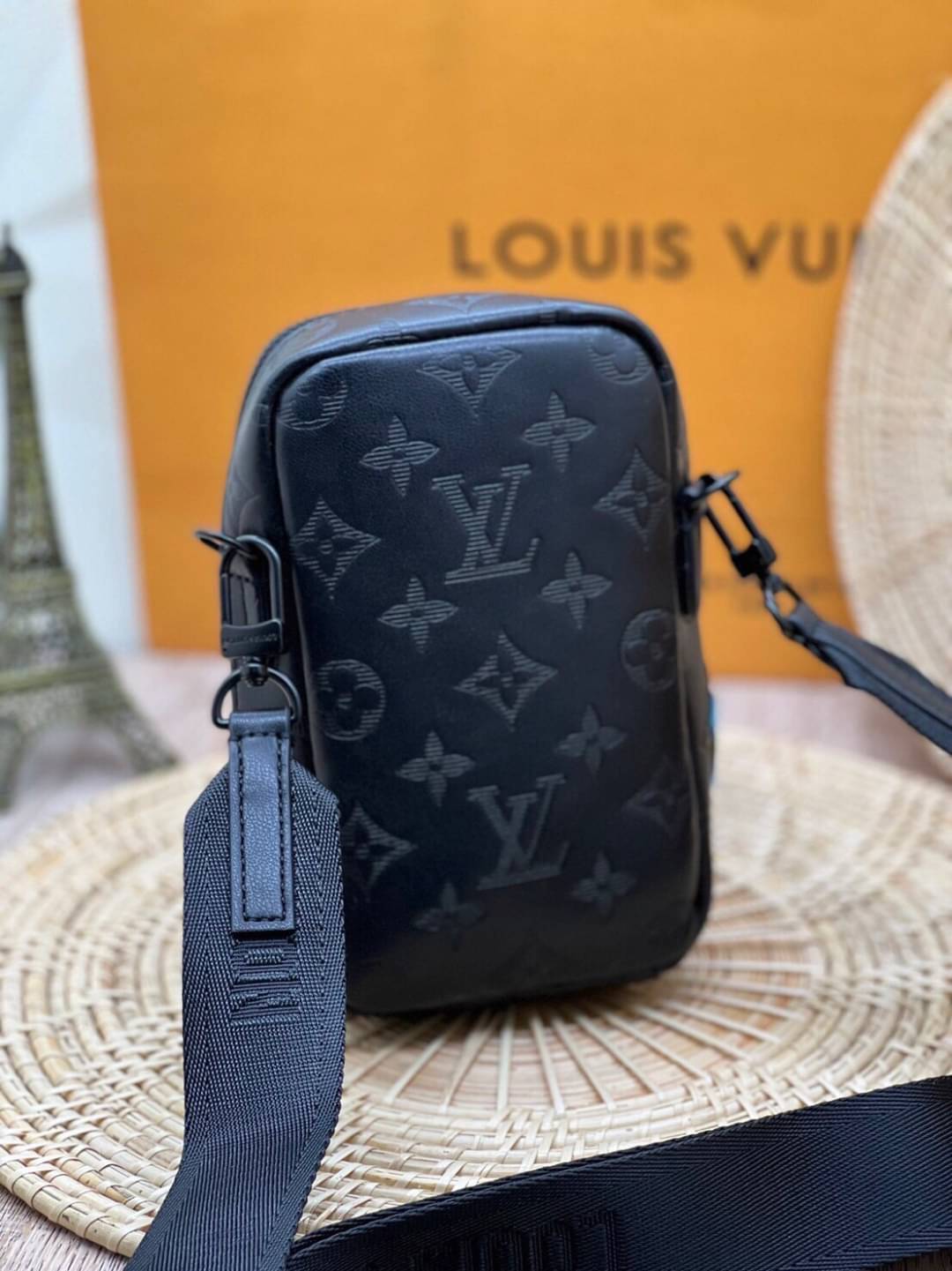 LV Double Phone Pouch NM / LV Phone bag Black Monogram Shadow Cowhide leather trim เกรดออริจินอล ใช้ได้ทั้งผู้หญิงผู้ชาย พร้อมส่งที่ไทย ภาพสินค้าถ่ายจากงานขายจริง ใช้งานต่างประเทศได้