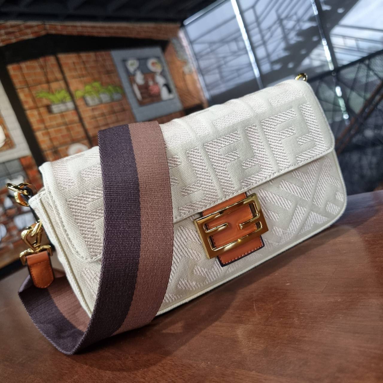 FENDI BAGUETTE CANVAS SHOULDER BAG กระเป๋าสะพายพรีเมี่ยมกิ๊ฟ หายาก สีเหลืองทอง หรู โดดเด่น ดีไซน์ปั๊มโลโก้รอบใบ วัสดุผ้าแคนวาส ทนทาน มาพร้อมสาย 2 แบบ สำหรับคล้องแขน และสายครอสบอดี้สีทูโทน เปิด-ปิดด้วยกระดุมแม่เหล็ก ภายในเป็นช่องโล่ง ใส่โทรศัพท์ กระเป๋าสตา