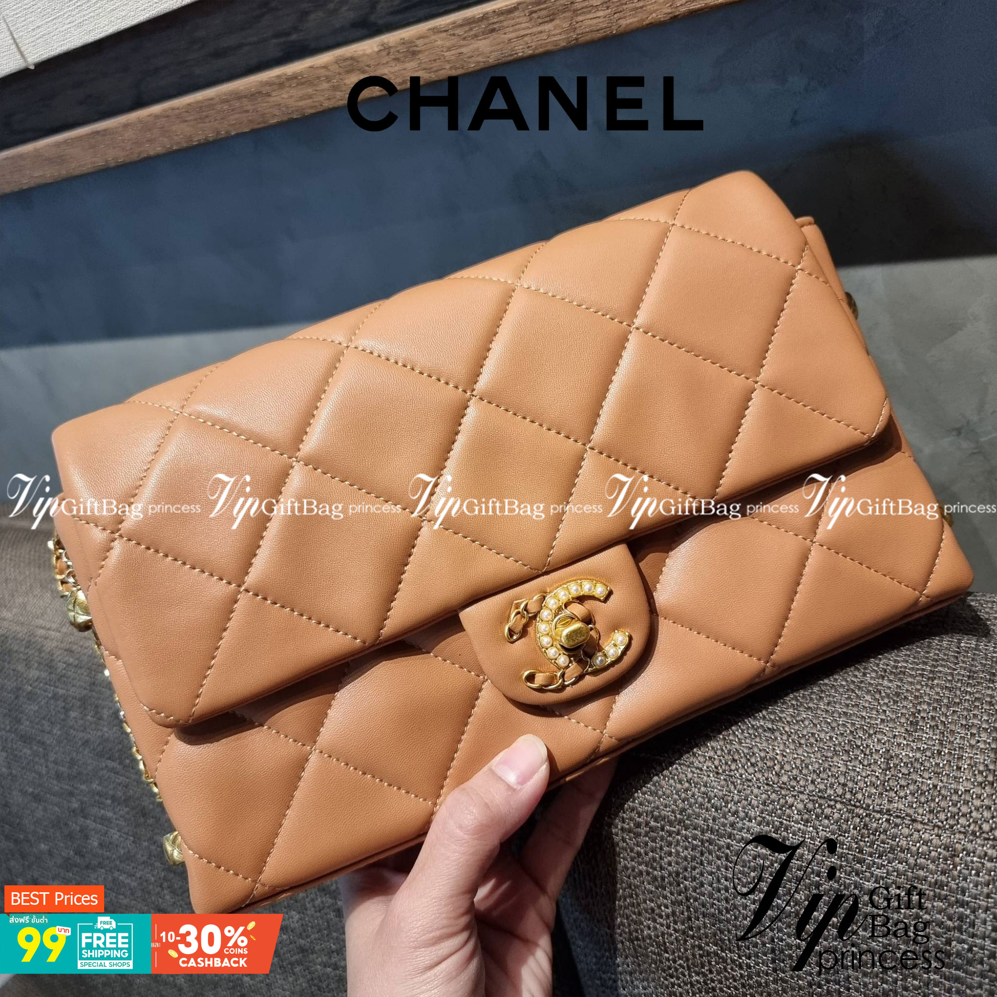 VIP 】สวยหรูพร้อมเสิร์ฟ!! กับไอเท็มสุดเลิฟจาก Chanel กระเป๋าสะพายที่สุดของความคุ้มค่า วัสดุหนังแกะนิ่มเต็มใบ เปิด-ปิดกระเป๋าด้วยตัวบิดล็อค ภายในกระเป๋าบุผ้าสวยหรู มีช่องโล่งกว้างจุของได้สบาย ใส่โทรศัพท์ กระเป๋าสตางค์ได้ มีช่องซิป 1 ช่อง ช่องย่อย 1 ช่อง ดีเ