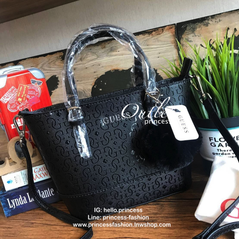 GUESS Factory Women's Mini Tote Bag กระเป๋าถือหรือสะพายทรง mini tote pu. ลายแบรนด์รอบใบ เปิดปิดด้วยซิป ภายในโล่งใส่ wallet ยาว, mini iPad และของใช้ส่วนตัวได้ หูหิ้ว และสายสะพาย ปรับระดับได้ และพิเศษ!! มาพร้อมกับพวงกุญแจปอมปอมค่ะ