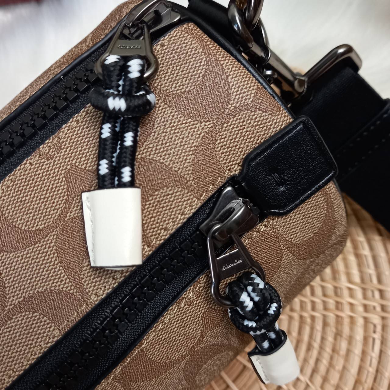 COACH BARREL SIGNATURE CANVAS CROSSBODY (C2957) กระเป๋าสะพาย ทรงเก๋ ขนาดกำลังดี ที่บอกได้คำเดียวว่า เท่ไม่หยอก!! คือดีย์มาก!!// วัสดุแคนวาส ผสมหนังแท้ ลาย SIGNATURE รูปทรงกระบอก// เปิด-ปิด ด้วยซิบ ด้านในโล่งกว้าง เก็บของได้เยอะ// มาพร้อมสายสะพาย สายสปอร์ต