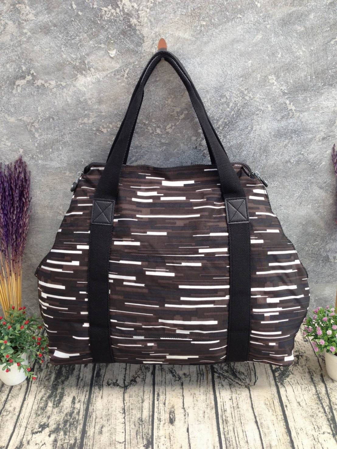 🎄NEW! KIPLING ART M (LARGE) รุ่นใหม่ล่าสุด ชนช็อปใบใหญ่จุใจวัสดุ Cotton+Polyester 100% สามารถรูดซิปมุมกระเป๋าเปลี่ยนทรงได้ไม่จำเจ หูหิ้วสะพายไหล่ได้ มือจับหูหิ้วเป็นหนังปั้มโลโก้ พวงกุญเเจลิงถอดเเยกใช้ได้ เปิดปิดด้วยซิป มีช่องซิปด้านหน้าและหลังหัว