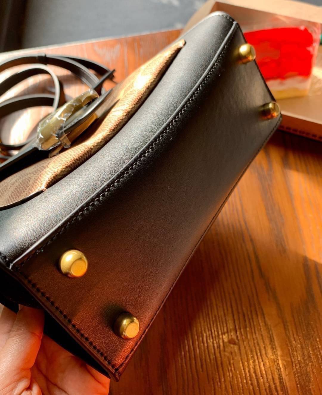 OUTLET 】COACH TABBY TOP HANDLE 20 LEATHER BAG หรูหรามากๆค่ะ สินค้าแนะนำ!! กระเป๋าถือ//สะพายข้างได้ วัสดุหนังแท้อย่างดี หนึ่งใบทำหนัง2แบบได้อย่างลงตัว สวยงาม มีอะไหล่ตัวC ใหญ่ด้านหน้าโดดเด่นหรูมากๆค่ะ 🔺เปิดปิดแบบกดล็อค ภายในมี2ช่องสำหรับใส่ของ สามา