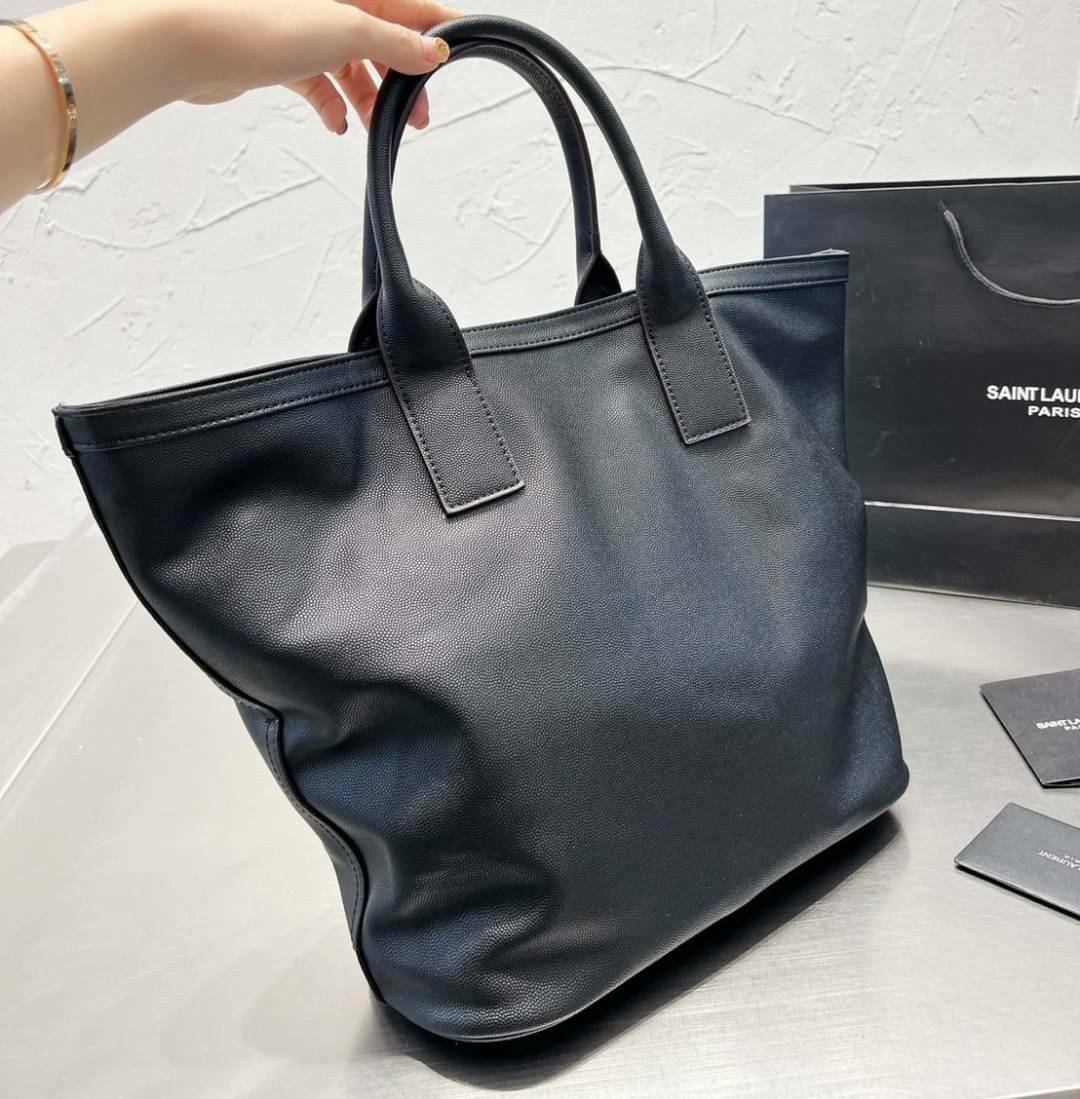 SAINT LAURENT SHOPPING BAG / YSL SHOPPING BAG กระเป๋าถือทรงช็อปปิ้ง พร้อมส่ง โดดเด่นด้วยโลโก้แบรนด์ขนาดใหญ่สวยหรู ภายในกระเป๋ากว้างใส่สัมภาระได้เยอะ มีช่องซิปแยกย่อยให้ใส่ของจุกจิกหนึ่งช่องนะคะ