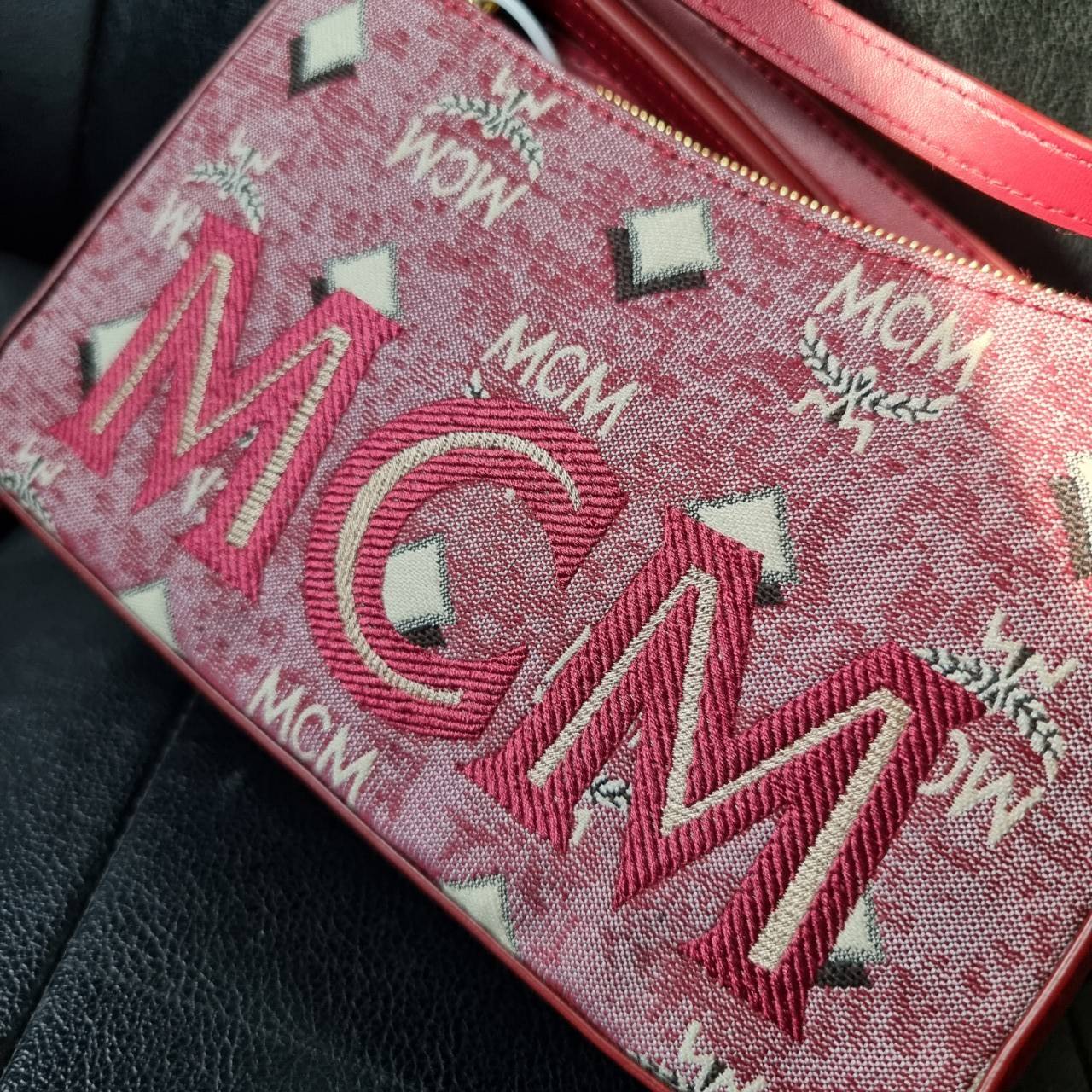 M.C.M MINI SHOULDER BAG IN VINTAGE JACQUARD MONOGRAM คอลเลคชั่นใหม่ล่าสุด โดดเด่นด้วยลายโมโนแกรม ถักทอบนผ้า woven jacquard กระเป๋าสะพายทรงพอชที่ไม่ธรรมดา มาพร้อมสายสะพายในตัว สามารถปรับใช้ได้ 2 แบบ สายยาวสะพายข้าง หรือจะนำสายเส้นกลางออกและปรับใช้สะพายไหล่