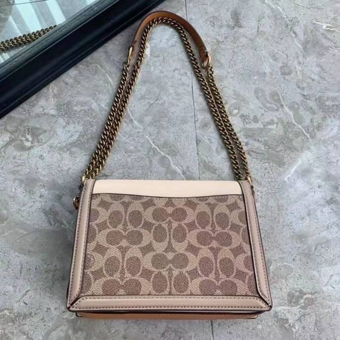 COACH HUTTON SHOULDER BAG IN SIGNATURE CANVAS sold out ไปกันทั่วหน้าในหลายประเทศ กับกระเป๋าสะพายที่สุดของความหรู ดีไซน์คลาสสิควินเทจ ลูกเล่นสีแทนสนิมตัดกับอะไหล่สีทองเหลืองดูย้อนยุคและหรูหรา วัสดุหนังแคนวาสสลับหนังแท้ สายสะพายโซ่สลับหนัง ปรับสะพายได้ 2 แบ