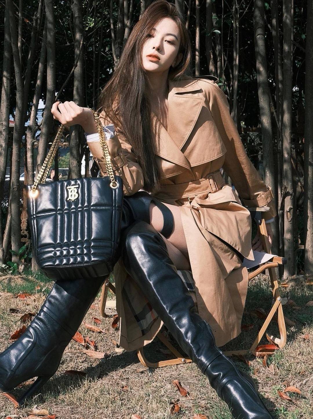 BURBERRY FRAGRANCES LAMBSKIN BAG VIP หนังแท้ Lambskin นิ่มสวยหรูดูดี ภายในโล่งกว้างใส่ของได้เยอะ มาพร้อมสายสะพายโซ่ทองสามารถซ้อนสายสั้นสะพายไหล่ได้หรือจะใช้สายยาว Crossbody ก็ดูดีมาพร้อมกล่องแบรนด์ Original Package อีกรุ่นหายากที่น่าใช้น่าสะสม Rare items 