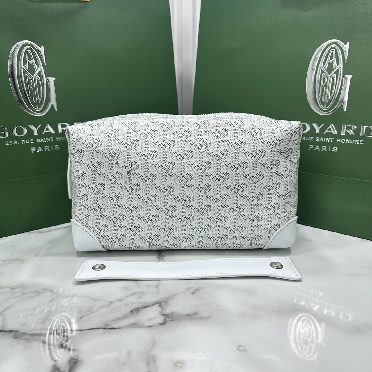 ORI หนังแท้ | Goyard Bowling 25 Toiletry Bag / Goyard Pouch กระเป๋าทรงพอช พร้อมสายถือจับถนัดมือใช้งานง่ายกะทัดรัด ตอบโจทย์ความเรียบง่ายแต่คลาสสิก ใช้ได้ทั้งชายหญิง หรูหรา ติดแกรมที่สุด เป็นรุ่นตามหา ที่ตอนนี้มีพร้อมส่งแล้วค่า
