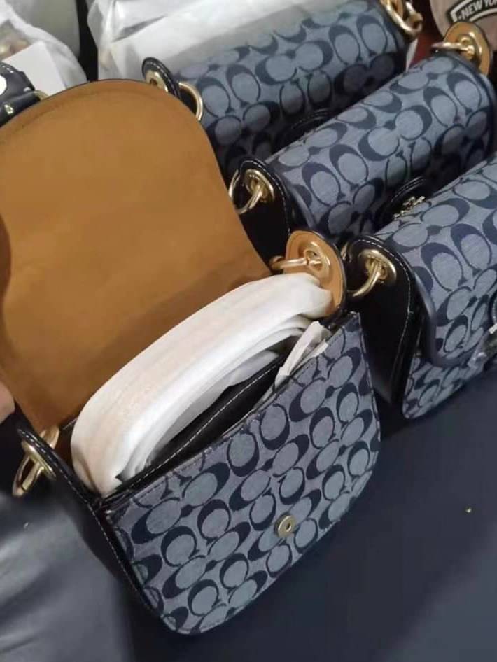 Coach Kleo Shoulder Bag 23 In Signature Chambray พร้อมส่งที่ไทย