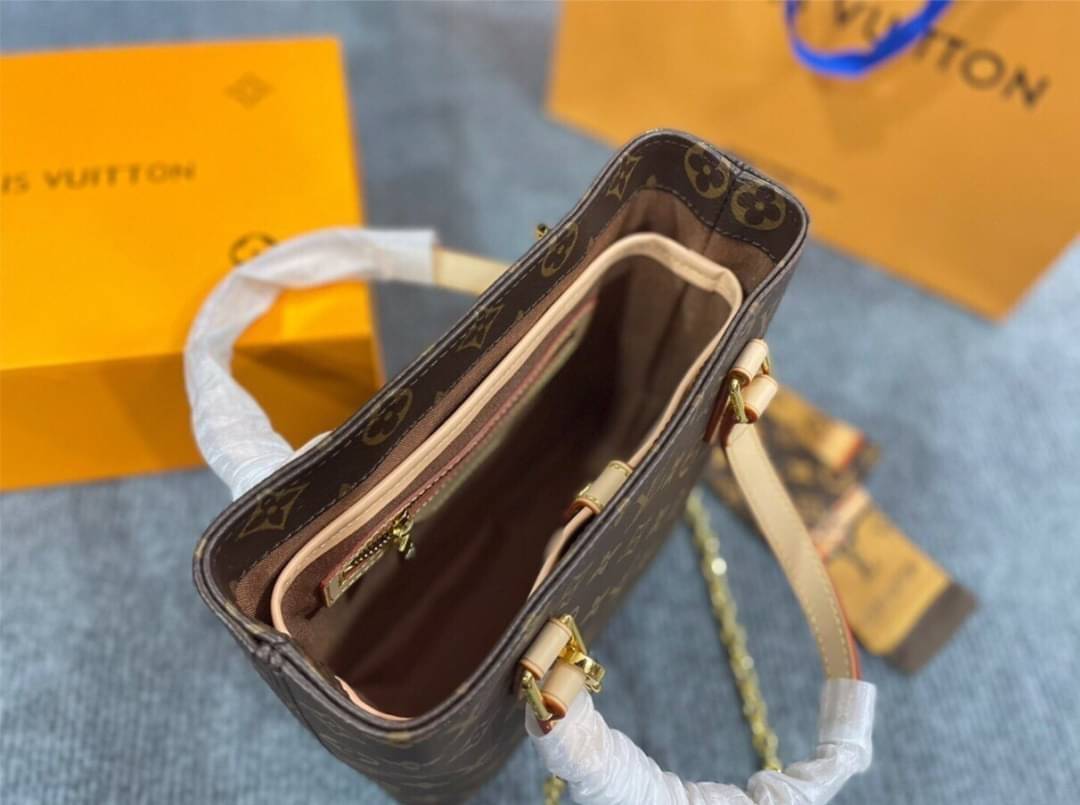 LV VAVIN PM MONOGRAM CANVAS TOTE BAG กระเป๋าถือ พร้อมสายสะพายข้างแบบโซ่ crossbody ลายโมโนแกรมสีน้ำตาล งานปั้มแบรนด์คมชัด ทรงตั้งสวย อยู่ทรง ถือไปไหนก็ดูดี สวยหรู อีกแล้วค่าา