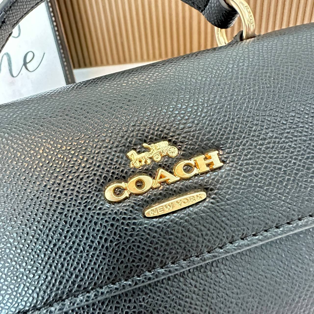 Coach Mini Josie Top Handle Crossbody In Blocked Signature Canvas (cc340) ใหม่ล่าสุด กระเป๋าสะพายหรือถือใบเล็กกระทัดรัด วัสดุหนังตัดขอบหนังแท้ ภายในช่องโล่งกว้างสามารถใส่โทรศัพท์ iPhonePro max ได้ มีช่องใส่บัตรเครดิต 2 ช่อง เปิดปิดด้วนกระดุมแป๊ก ซับในผ้า 