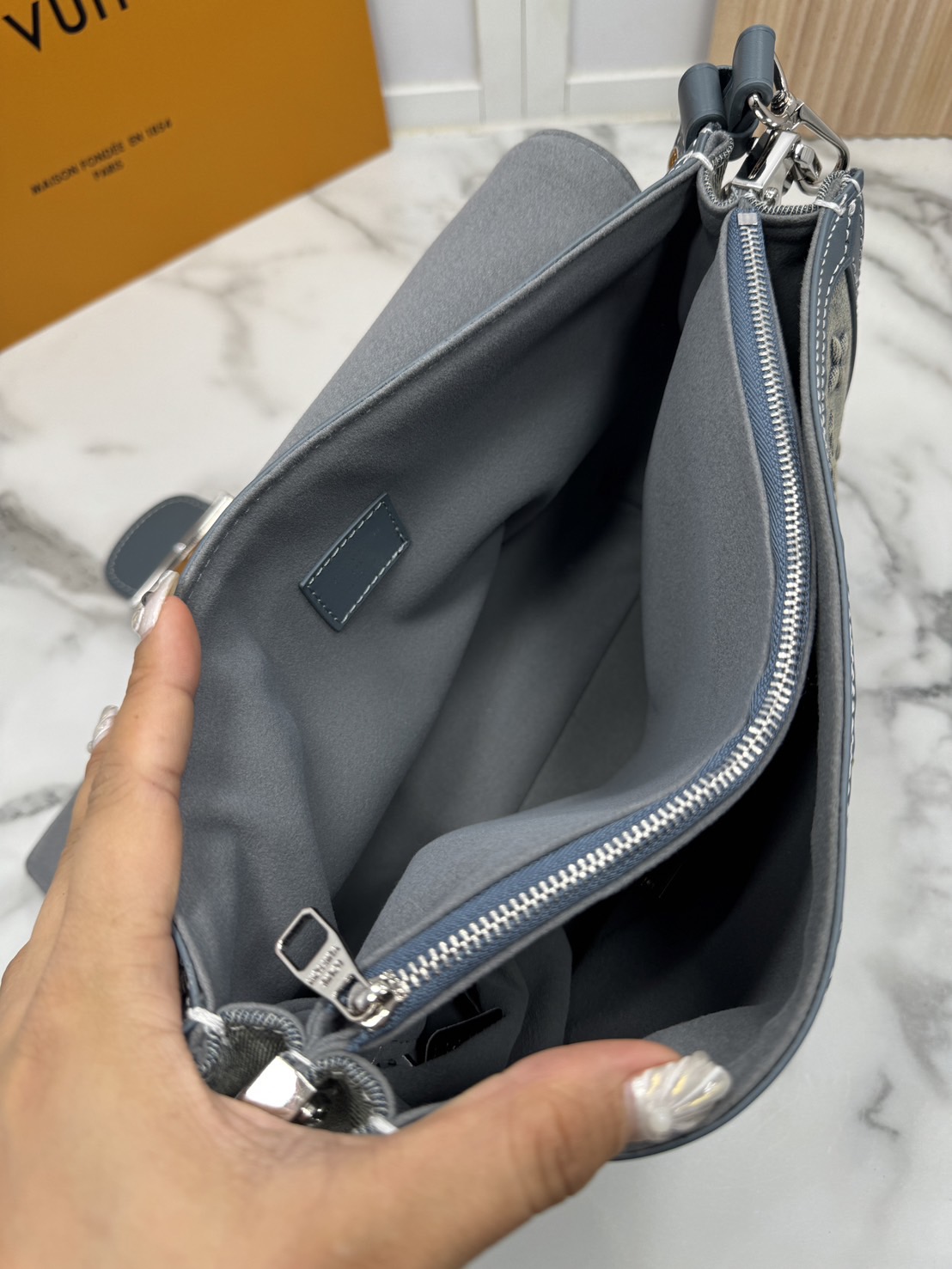 LV Dauphine 30 Monogram Denim Bag กระเป๋าสะพายทรงสวยใบใหญ่คลาสสิกเดนิมซีดสไตล์วินเทจ ปั้มนูนโลโก้ลายโมโนแกรม ใหม่ล่าสุด ส่งท้ายปีแบบสุดหรู กับกระเป๋าสะพายลุคคุณนาย