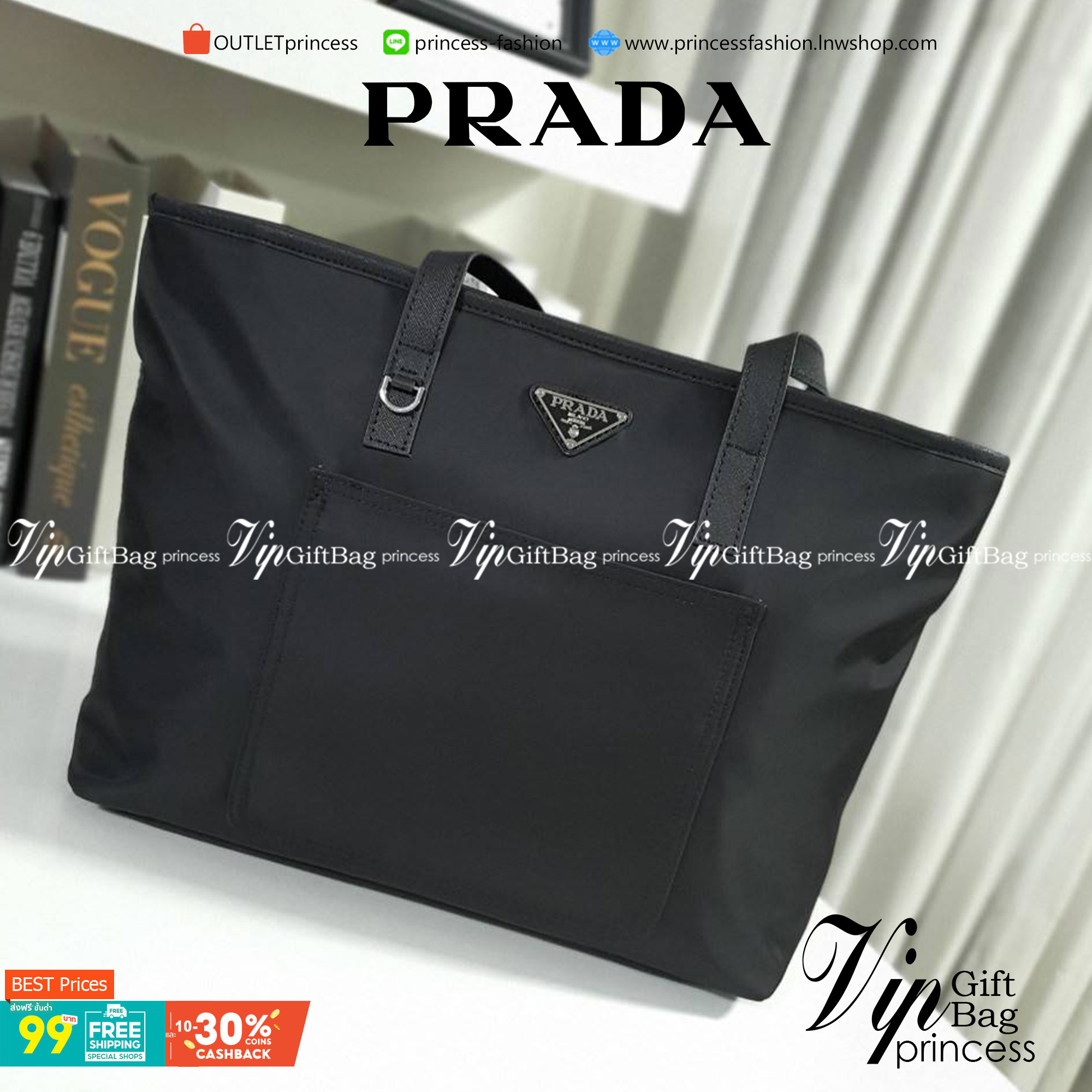 งานพรีเมี่ยมกิ้ฟท์แบรนด์ดังอย่าง PRADA NYLON กับรุ่น TOTEBAG กระเป๋าสะพายไหล่ ใบนี้วัสดุเป็น NYLON กันน้ำทั้งใบมาพร้อมอะไหล่สีเงิน ด้านหน้ามีช่องแยกใส่ของและประดับด้วยโลโก้แบรนด์สวยหรู ภายในมีช่องซิปแยก1ช่อง สามารใส่ A4 ipad ได้ทุกรุ่น ใบเดียวใช้ได้ทุกโอก