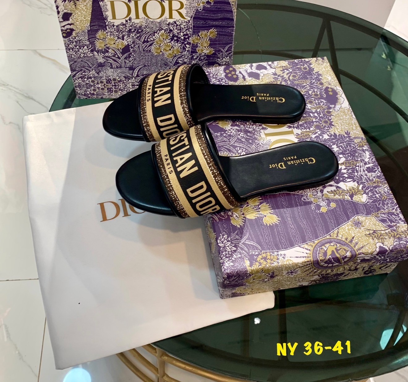 พร้อมส่ง Dior Sandals รองเท้าแตะดิออ งานคัดเกรดคุณภาพทอละเอียด ปั้มแบรนด์ พื้นยางกันลื่นอย่างดี กระชับเท้า ใส่สบายเดินได้นาน ไม่เจ็บไม่บีบเท้า สวยเกินราคา ภาพถ่ายจากงานจริง สวยตรงปกค่ะ