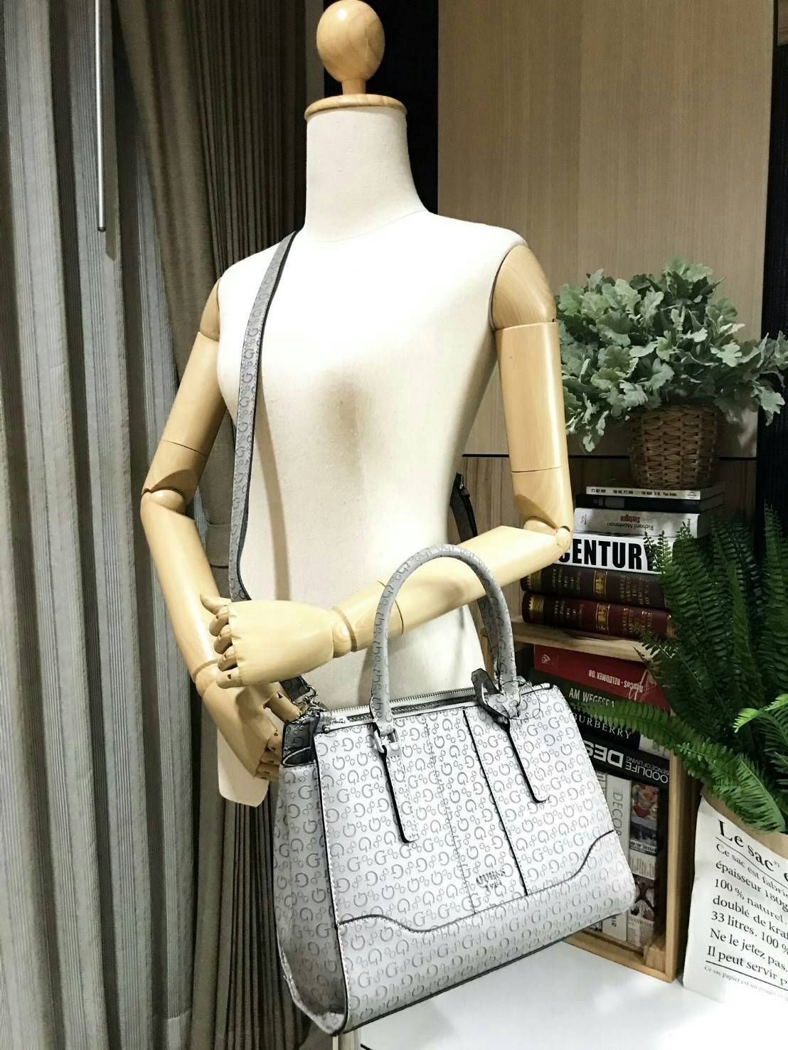 GUESS WOMAN SINGNATURE HANDBAG 2019 กระเป๋าสะพายรุ่นใหม่ล่าสุดจาก GUESS FACTORY หนังสวยอยู่ทรงปั้มลาย Singnature รอบใบ ด้านหน้าประดับโลโก้แบรนด์ ภายในมีโลโก้ ซับในลายแบรนด์ มีช่องแบ่งหลายช่องทั้งช่องซิปและช่องเล็ก ใส่ของแยกเป็นสัดส่วนสะดวกใช้ ขนาดกำลังดีส