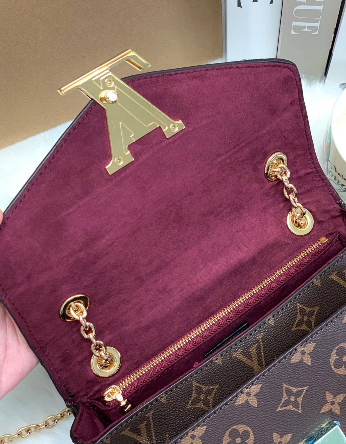 LOUIS VUITTON PASSY MONOGRAM 2 WAYS HANDBAG พร้อมส่งความสวย! กระเป๋า LV จาก Premium gift ต่างประเทศ ✔️รุ่นนี้เป็นหนังแท้ลาย monogram ทรงกระเป๋าคือสวยหรู ดูดีมากๆค่ะ