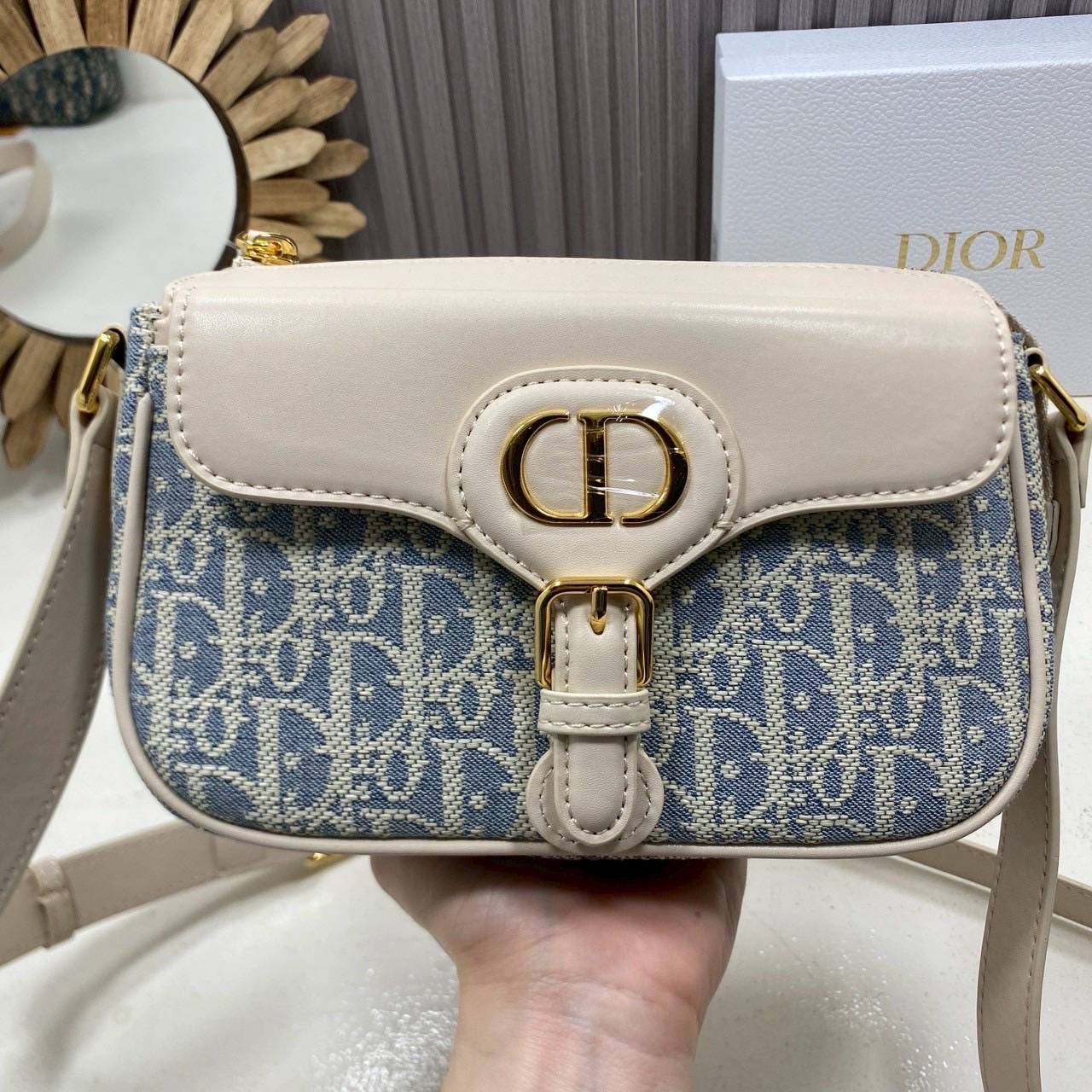 ORI หนังแท้ | DIOR Small 30 Montaigne Pocket Bag กระเป๋าสะพาย รุ่นใหม่สําหรับ Fall 2025 โดดเด่นด้วยลายเส้นอันงดงามและขนาดที่กะทัดรัด