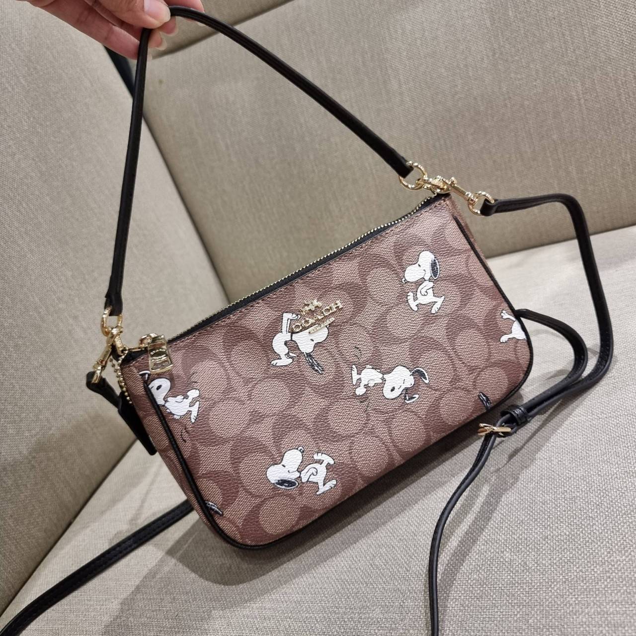 OUTLET 】COACH F36674 TOP HANDLE POUCH IN SIGNATURE WITH SNOOPY PRINT คอลเลคชั่นใหม่ ในสไตล์พอช มาให้ช้อปก่อนใครในไทยจ้า น่ารักน่าใช้ไปอีกกับกระเป๋าสะพายทรงฮิตตลอดกาล ด้วยดีไซน์ที่ออกมาให้ใช้งานได้ง่าย ขนาดกำลังเหมาะ วัสดุแคนวาสทนทาน ดีไปหมดขนาดนี้!! คุณลู