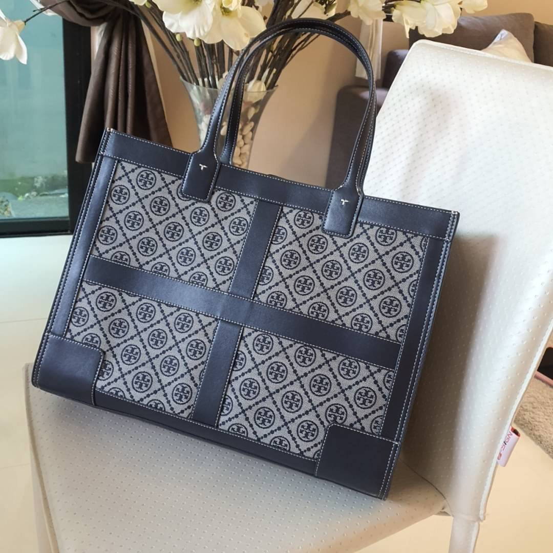 OUTTLET 】TORY BURCH TOTE BAG วัสดุ CANVAS ทั้งใบตัดด้วยหนังแท้สี NAVY ตัวกระเป๋าตั้งอยู่ทรงสวย แต่งโลโก้แบรนด์ด้านหน้า ด้านข้างมีกระดุม สามารถขยายทรงได้ ด้านในเปิดปิดด้วยกระดุมแม่เหล็ก ช่องกว้างหลักหนึ่งช่องและช่องซิปอีกช่อง สามารถใส่กระเป๋าสตางค์ยาว สมุด