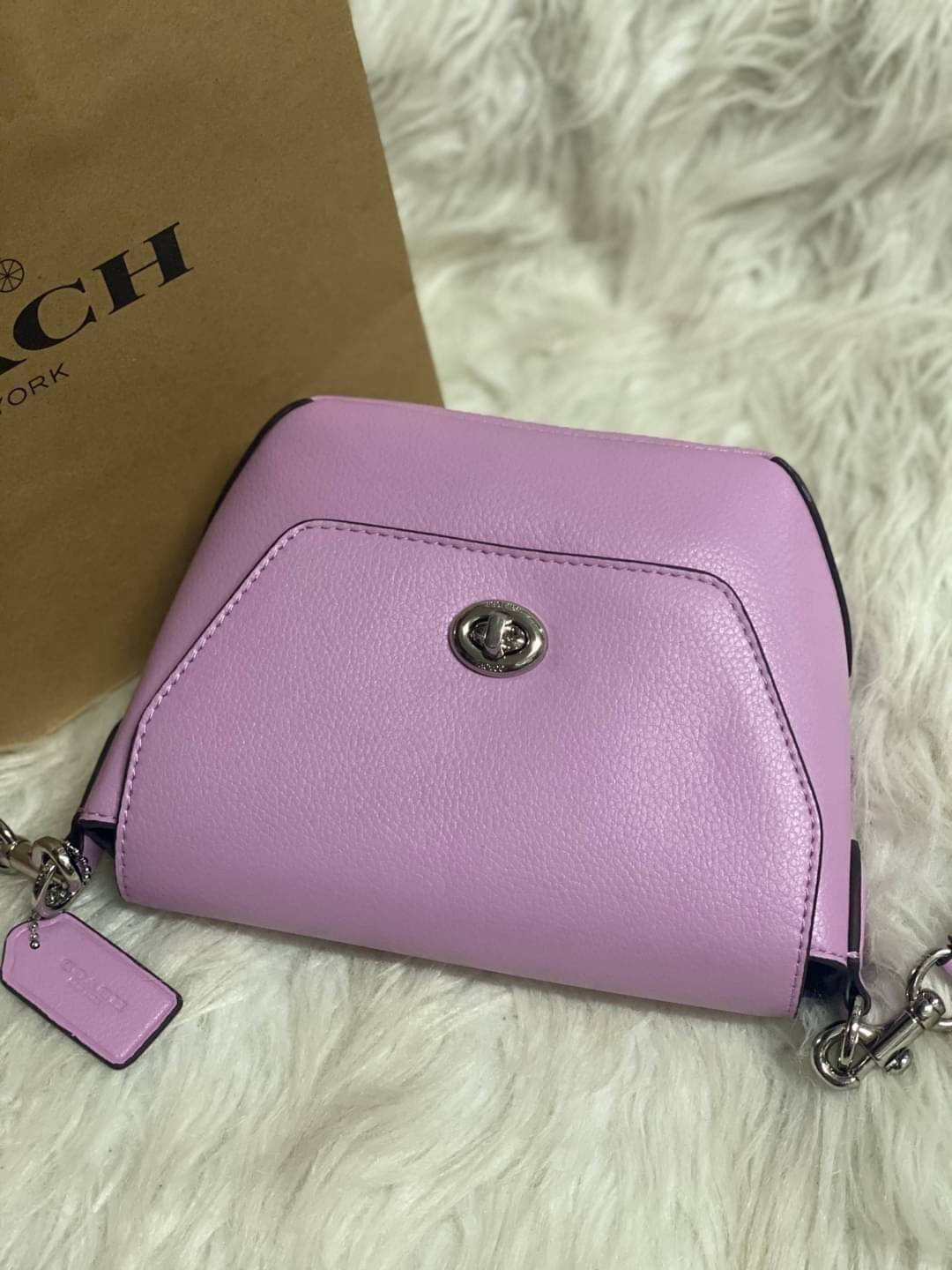 คอลเลคชั่นใหม่ ทั้งสวยทั้งคุณภาพค่ะ😘 COACH KARLEE CROSSBODY BAG 💐พร้อมส่ง ได้ไปไม่ผิดหวังแน่นอนค่ะ! สวยๆแบบคนดังระดับโลกกันค่าา กระเป๋าสะพายแบบครอสบอดี้ร์ หนังแท้นิ่มสวยงามมากๆค่ะ รูปทรงน่ารักกระทัดรัด เปิดปิดกระเป๋าแบบหมุนล็อค ภายในสามารถ